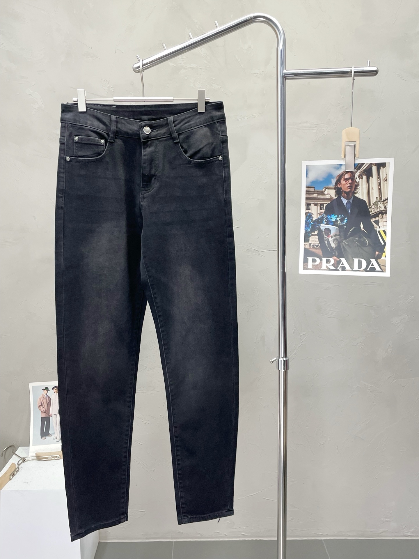 NO:537799,.LOEWE exclusively offers the new high-end version of casual jeans. Customized counter fabrics are breathable and comfortable, impeccable details, and the brand element design concept reflects high quality. The feel is delicate and soft!  It is casually cut, with a great upper body style!  Number of codes 28-38 (35), loewe, loewe, jeans, alexander wang19860909.LOEWE罗意威独家专供新款休闲牛仔裤高端版本 专柜定制面料 透气舒适度高,细节无可挑剔,品牌元素设计理念,体现高品质.手感细腻柔软！呈现休闲裁剪,上身版型超赞！码数28-38（有35）,,loewe,loewe,jeans,alexander wang,Men's clothing