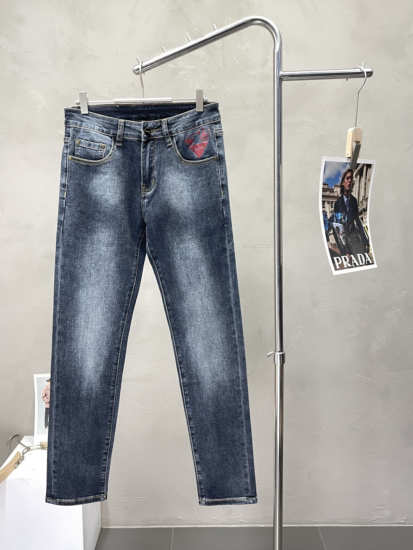 NO:538835,.Prada exclusively offers new high-end versions of casual jeans. Customized fabrics for counters are breathable and comfortable, impeccable details, and the brand element design concept reflects high quality. The feel is delicate and soft!  It is casually cut, with a great upper body style!  Number of codes 28-38, prada, prada, jeans, alexander wang19860909.Prada普拉达独家专供新款休闲牛仔裤高端版本 专柜定制面料 透气舒适度高,细节无可挑剔,品牌元素设计理念,体现高品质.手感细腻柔软！呈现休闲裁剪,上身版型超赞！码数28-38,,prada,prada,jeans,alexander wang,Men's clothing