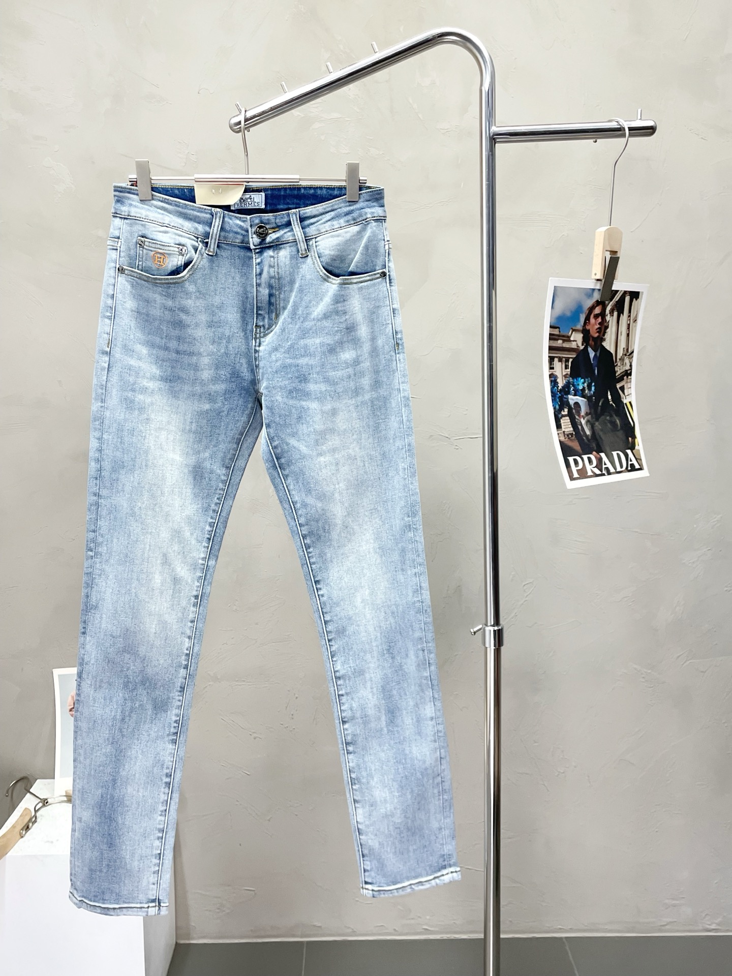 NO:537803,.Hermès exclusively offers the new high-end version of casual jeans. Customized counter fabrics are breathable and comfortable, impeccable details, and the brand element design concept reflects high quality. The feel is delicate and soft!  It is casually cut, with a great upper body style!  Number of codes 29-40, hermes, hermes, jeans, alexander wang19860909.Hermès爱马仕独家专供新款休闲牛仔裤高端版本 专柜定制面料 透气舒适度高,细节无可挑剔,品牌元素设计理念,体现高品质.手感细腻柔软！呈现休闲裁剪,上身版型超赞！码数29-40,,hermes,hermes,jeans,alexander wang,Men's clothing