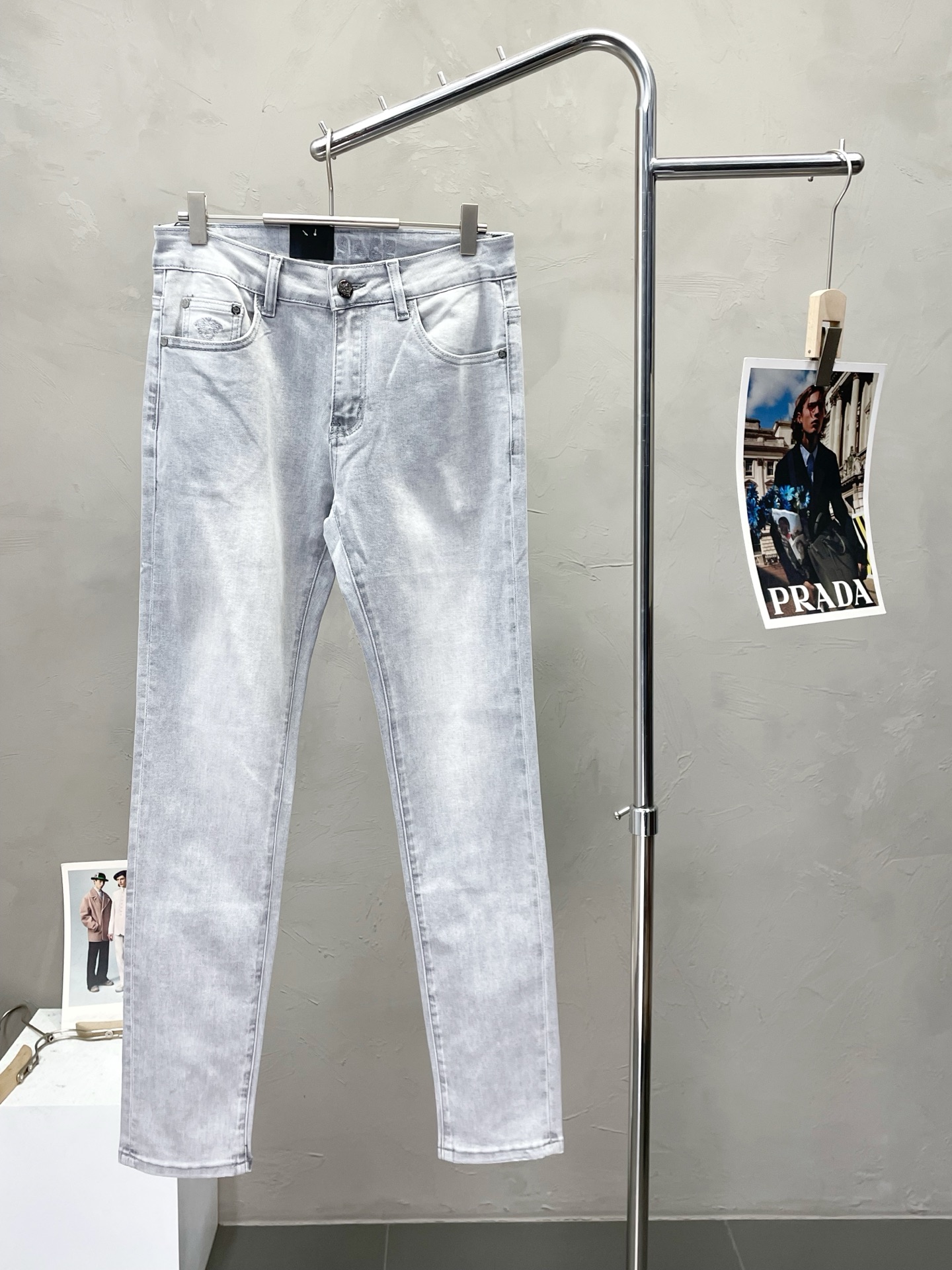 NO:537805,.VERSACE exclusively offers the new high-end version of casual jeans. Customized fabrics for counters are breathable and comfortable, impeccable details, and the brand element design concept reflects high quality. The feel is delicate and soft!  It is casually cut, with a great upper body style!  Count 29-40, versace, versace, jeans, alexander wang19860909.VERSACE范思哲独家专供新款休闲牛仔裤高端版本 专柜定制面料 透气舒适度高,细节无可挑剔,品牌元素设计理念,体现高品质.手感细腻柔软！呈现休闲裁剪,上身版型超赞！码数29-40,,versace,versace,jeans,alexander wang,Men's clothing