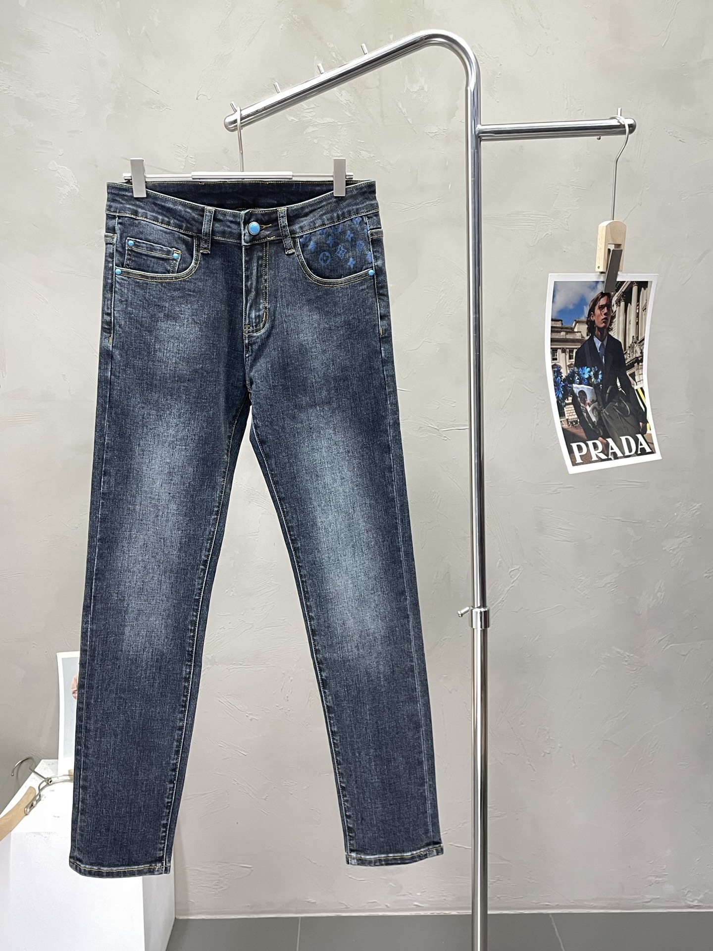 NO:539741,.Louis Vuitton exclusively offers the new high-end version of casual jeans. Customized counter fabrics are breathable and comfortable, impeccable details, and the brand element design concept reflects high quality. The feel is delicate and soft!  It is casually cut, with a great upper body style!  28-38, louis vuitton,louis vuitton,jeans,alexander wang19860909.Louis Vuitton路易威登独家专供新款休闲牛仔裤高端版本 专柜定制面料 透气舒适度高,细节无可挑剔,品牌元素设计理念,体现高品质.手感细腻柔软！呈现休闲裁剪,上身版型超赞！码数28-38,,louis vuitton,louis vuitton,jeans,alexander wang,Men's clothing