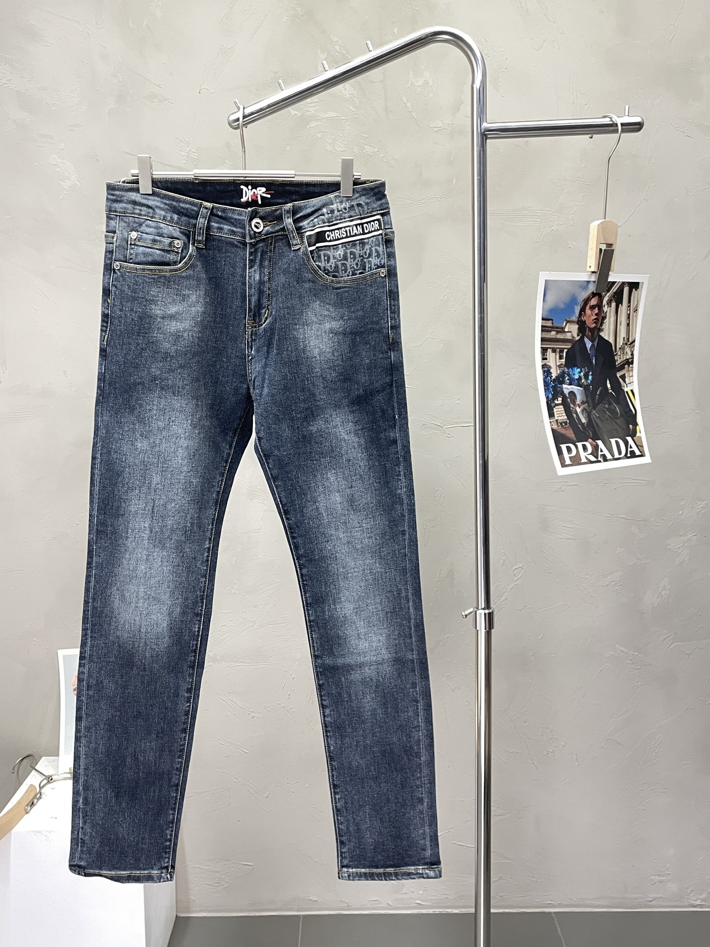 NO:548783,.Dior exclusively provides high-end versions of new casual jeans. Custom-made fabrics at the counter. Highly breathable and comfortable, with impeccable details. The brand element design concept reflects high quality. It feels delicate and soft!  It presents a casual cut and the upper body shape is awesome!  Code number 28-38,,dior,dior,jeans,alexander wang19860909.Dior迪奥独家专供新款休闲牛仔裤高端版本 专柜定制面料 透气舒适度高,细节无可挑剔,品牌元素设计理念,体现高品质.手感细腻柔软！呈现休闲裁剪,上身版型超赞！码数28-38,,dior,dior,jeans,alexander wang,Men's clothing