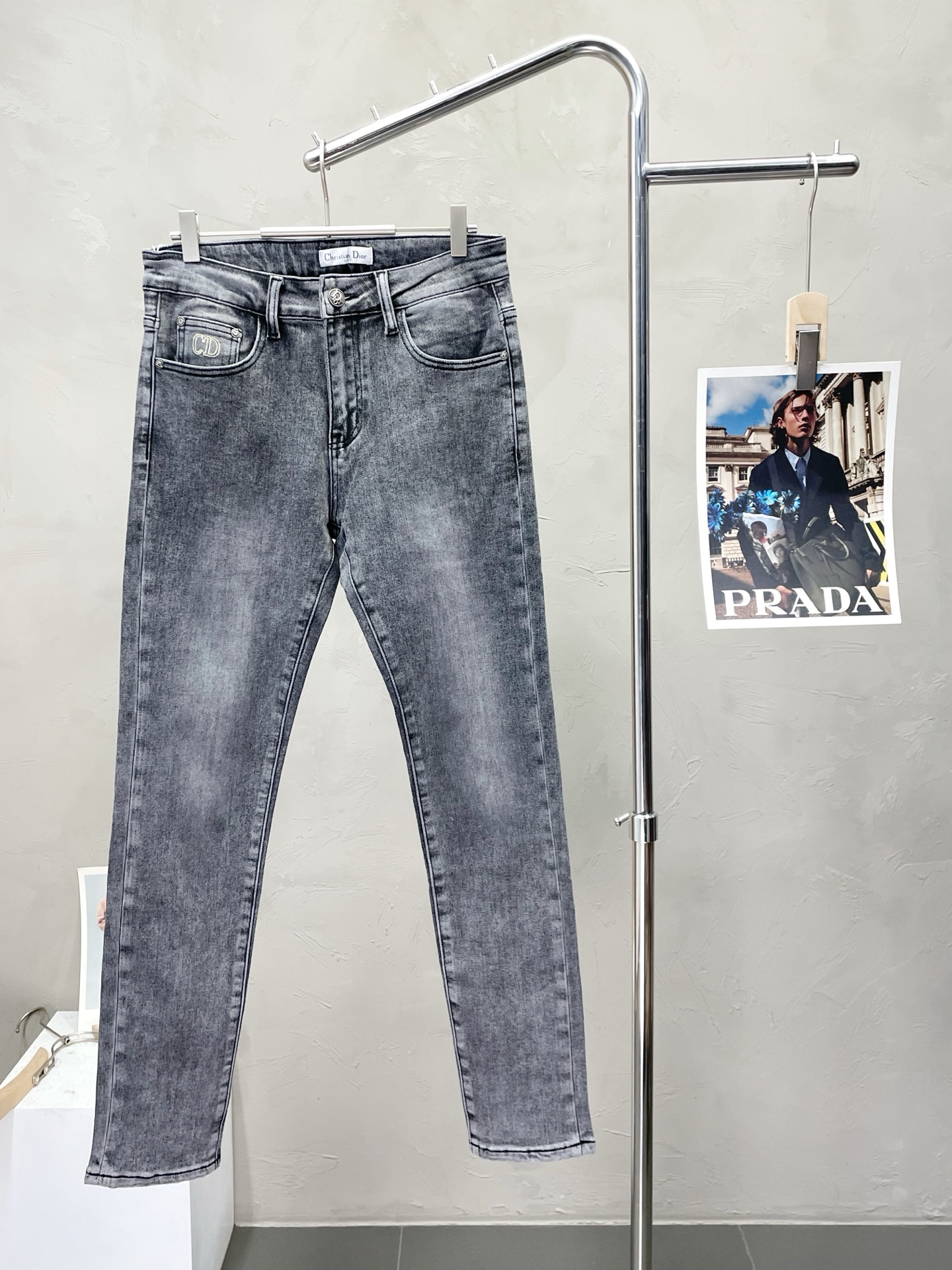 NO:540805,.Dior exclusively offers the new high-end version of casual jeans. Customized fabrics for counters are breathable and comfortable, with impeccable details, and the brand element design concept reflects high quality. The feel is delicate and soft!  It is casually cut, with a great upper body style!  29-40, Dior, Dior, Jeans, Alexander wang19860909.Dior迪奥独家专供新款休闲牛仔裤高端版本 专柜定制面料 透气舒适度高,细节无可挑剔,品牌元素设计理念,体现高品质.手感细腻柔软！呈现休闲裁剪,上身版型超赞！码数29-40,,dior,dior,jeans,alexander wang,Men's clothing