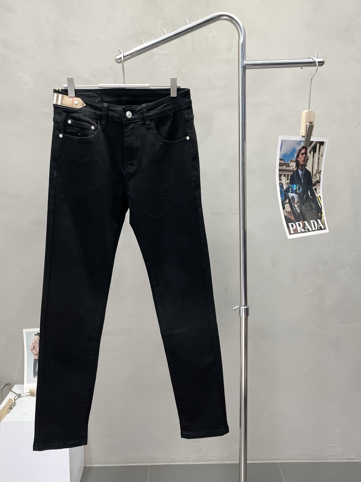 NO:539735,.Burberry exclusively offers the new high-end version of casual jeans. Customized fabrics for counters are breathable and comfortable, with impeccable details, and the brand element design concept reflects high quality. The feel is delicate and soft!  It is casually cut, with a great upper body style!  28-38, burberry, burberry, jeans, alexander wang19860909.Burberry巴宝莉独家专供新款休闲牛仔裤高端版本 专柜定制面料 透气舒适度高,细节无可挑剔,品牌元素设计理念,体现高品质.手感细腻柔软！呈现休闲裁剪,上身版型超赞！码数28-38,,burberry,burberry,jeans,alexander wang,Men's clothing