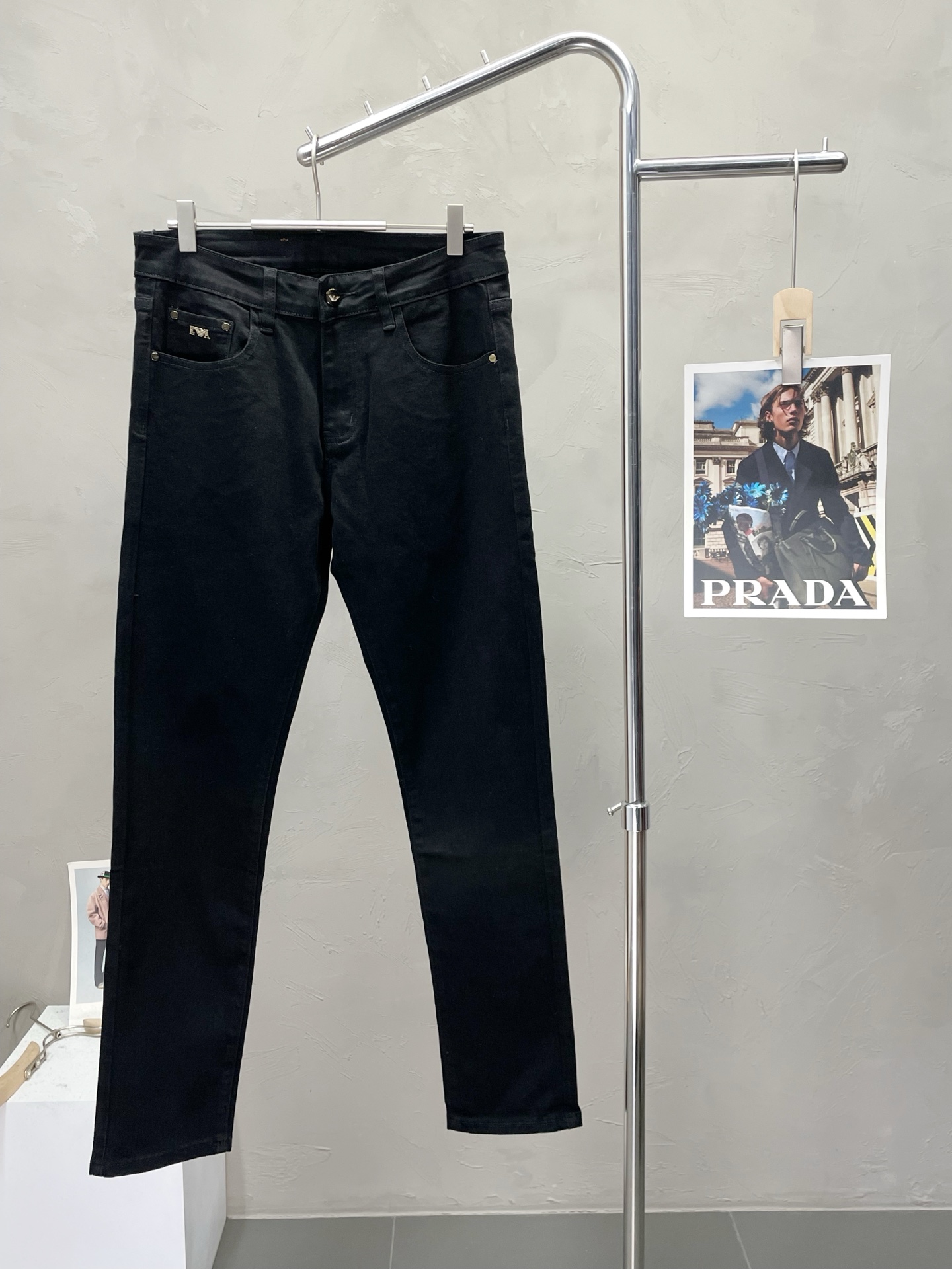 NO:540799,.ARMANI exclusively offers the new high-end version of casual jeans. Customized fabrics for counters, breathable and comfortable, impeccable details, brand elements design concept, reflecting high quality. The feel is delicate and soft!  It is casually cut, with a great upper body style!  Count 28-38, Armani, Armani, Jeans, Alexander wang19860909.ARMANI阿玛尼独家专供新款休闲牛仔裤高端版本 专柜定制面料 透气舒适度高,细节无可挑剔,品牌元素设计理念,体现高品质.手感细腻柔软！呈现休闲裁剪,上身版型超赞！码数28-38,,armani,armani,jeans,alexander wang,Men's clothing