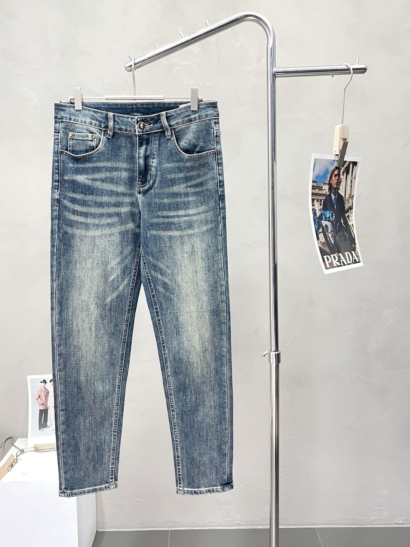 NO:548791,.ARMANI exclusively offers the new high-end version of casual jeans. Customized fabrics for counters, breathable and comfortable, impeccable details, brand elements design concept, reflecting high quality. The feel is delicate and soft!  It is casually cut, with a great upper body style!  Count 28-38, Armani, Armani, Jeans, Alexander wang19860909.ARMANI阿玛尼独家专供新款休闲牛仔裤高端版本 专柜定制面料 透气舒适度高,细节无可挑剔,品牌元素设计理念,体现高品质.手感细腻柔软！呈现休闲裁剪,上身版型超赞！码数28-38,,armani,armani,jeans,alexander wang,Men's clothing