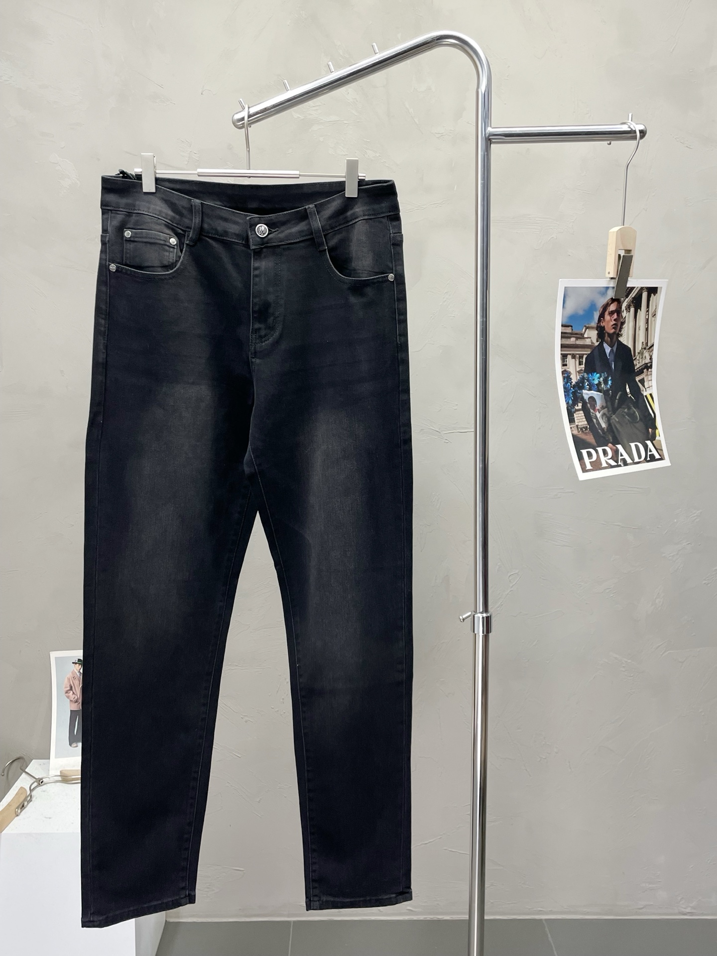 NO:563915,.Moncler exclusively provides high-end versions of new casual jeans. Custom-made fabrics at the counter. Highly breathable and comfortable, with impeccable details. The brand element design concept reflects high quality. It feels delicate and soft!  It presents a casual cut and the upper body shape is awesome!  Size 28-38,,Moncler,jeans,alexander wang19860909.Moncler蒙口独家专供新款休闲牛仔裤高端版本 专柜定制面料 透气舒适度高,细节无可挑剔,品牌元素设计理念,体现高品质.手感细腻柔软！呈现休闲裁剪,上身版型超赞！码数28-38,,Moncler,jeans,alexander wang,Men's clothing