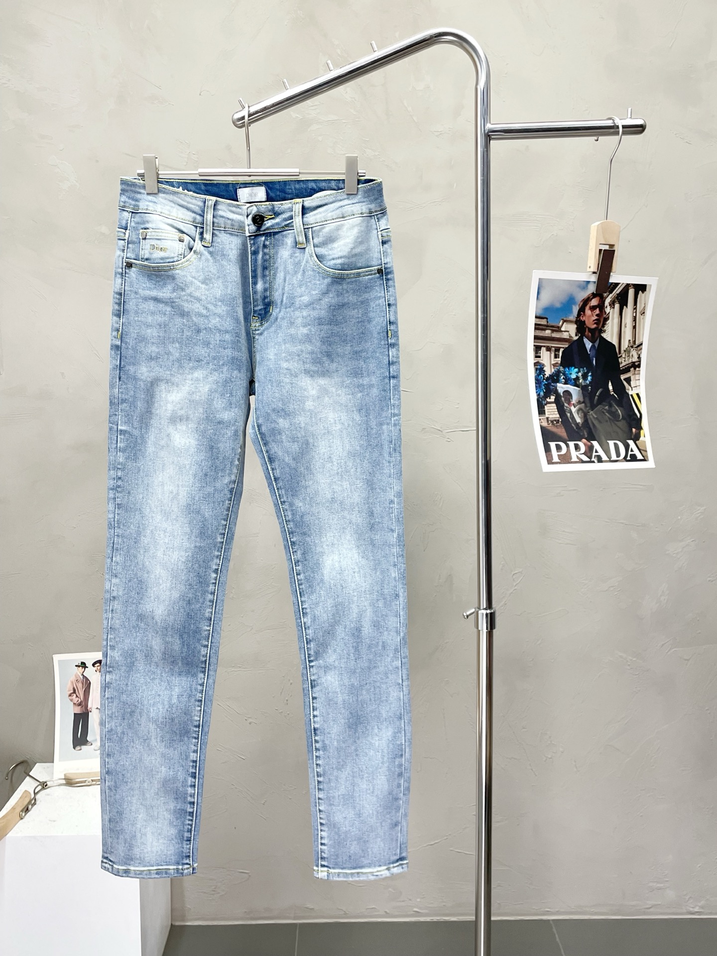 NO:548794,.Dior exclusively offers the new high-end version of casual jeans. Customized fabrics for counters are breathable and comfortable, with impeccable details, and the brand element design concept reflects high quality. The feel is delicate and soft!  It is casually cut, with a great upper body style!  29-40, Dior, Dior, Jeans, Alexander wang19860909.Dior迪奥独家专供新款休闲牛仔裤高端版本 专柜定制面料 透气舒适度高,细节无可挑剔,品牌元素设计理念,体现高品质.手感细腻柔软！呈现休闲裁剪,上身版型超赞！码数29-40,,dior,dior,jeans,alexander wang,Men's clothing