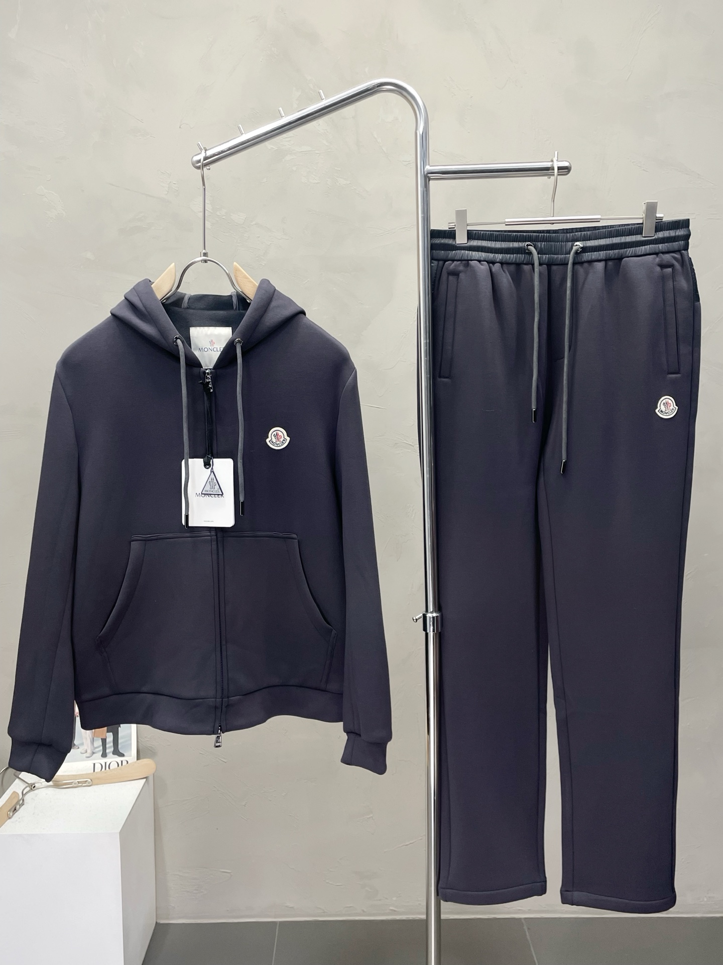 NO:537800,Tops and pants. Moncler masked mouth exclusively provides the same style of the new counter, full of high-end feel!  The details are exquisite and high-end, and the workmanship is impeccable!  Add velvet to keep warm, imported fabrics are three-dimensional, exquisite and delicate. The original high-end fabrics are very high-end!  Original zipper!  The fabric is crisp, wrinkle-resistant, wear-resistant, moisture absorption, quick drying and breathable, neat and stylish. Code number M-3XL, Moncler, alexander wang19860909上衣、裤子.Moncler蒙口独家专供新款专柜同款套装,高级感满满！细节精致高档,做工无可挑剔！加绒保暖 进口面料 立体精致细腻.原版高端面料很显高级！原版拉链！面料挺括抗皱耐磨,吸湿速干透气,利落有型.码数M-3XL,,Moncler,alexander wang,Men's clothing