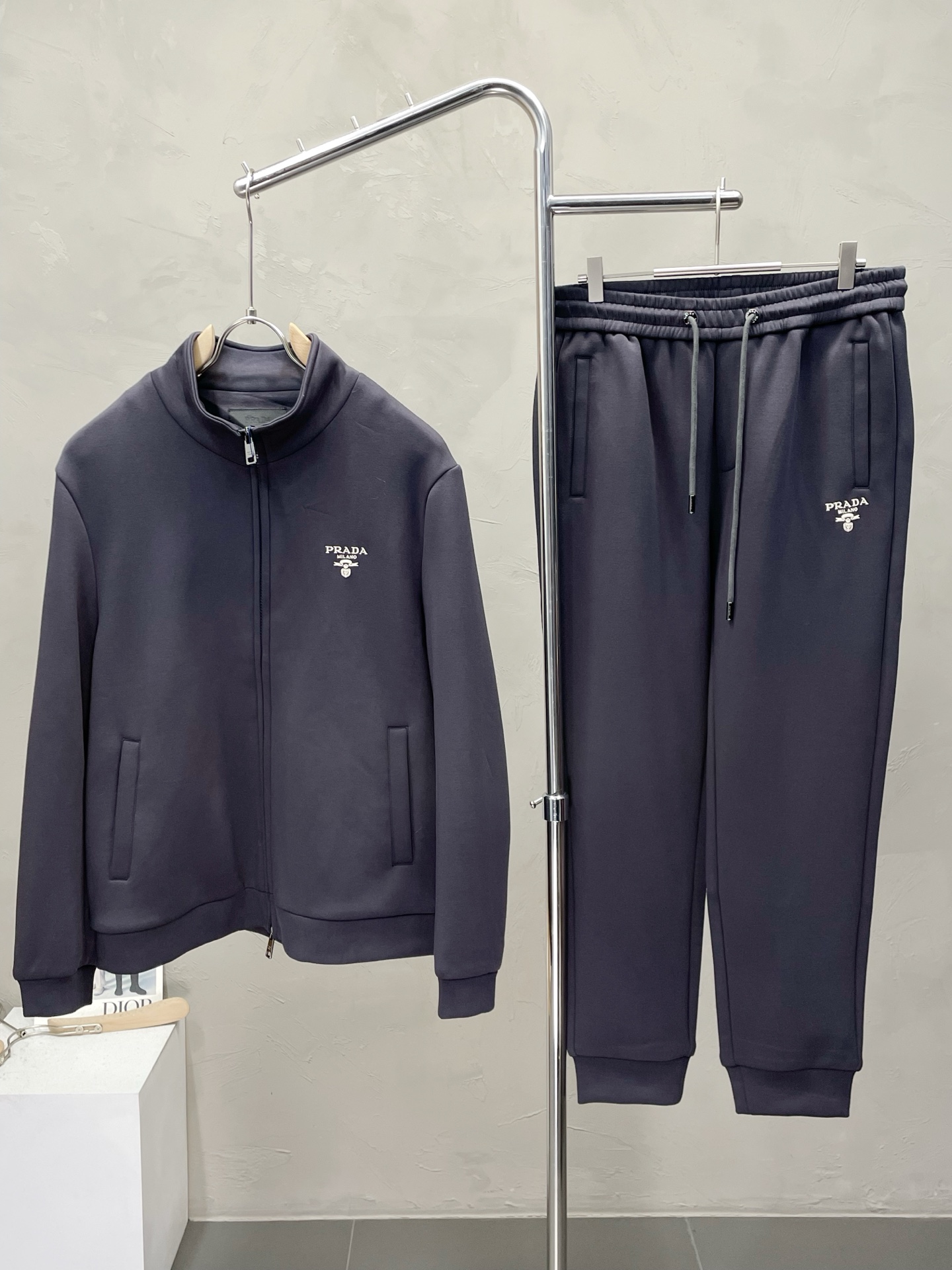 NO:537796,Tops and pants. Moncler masked mouth exclusively provides the same style of the new counter, full of high-end feel!  The details are exquisite and high-end, and the workmanship is impeccable!  Add velvet to keep warm, imported fabrics are three-dimensional, exquisite and delicate. The original high-end fabrics are very high-end!  Original zipper!  The fabric is crisp, wrinkle-resistant, wear-resistant, moisture absorption, quick drying and breathable, neat and stylish. Code number M-3XL, Moncler, alexander wang19860909上衣、裤子.Moncler蒙口独家专供新款专柜同款套装,高级感满满！细节精致高档,做工无可挑剔！加绒保暖 进口面料 立体精致细腻.原版高端面料很显高级！原版拉链！面料挺括抗皱耐磨,吸湿速干透气,利落有型.码数M-3XL,,Moncler,alexander wang,Men's clothing