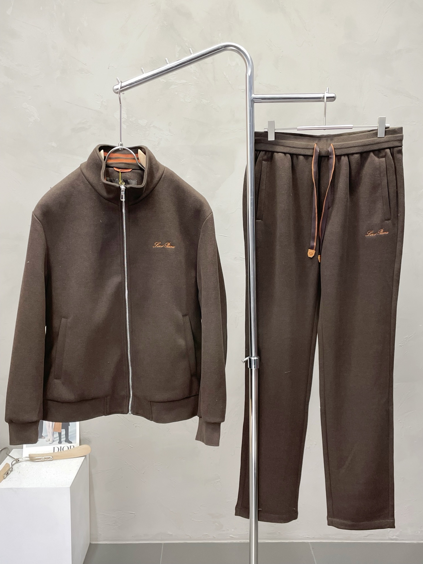 NO:539768,Tops and pants.LP-Loro Piana exclusively offers the same style of the new counter, full of high-end feel!  The details are exquisite and high-end, and the workmanship is impeccable!  Imported fabrics are three-dimensional, exquisite and delicate. The original high-end fabrics are very high-end!  Original zipper!  The fabric is crisp, wrinkle-resistant, wear-resistant, moisture absorption, quick drying and breathable, neat and stylish. The code number M-3XL, loro piana, loro piana, alexander wang19860909上衣、裤子.LP-Loro Piana诺悠翩雅独家专供新款专柜同款套装,高级感满满！细节精致高档,做工无可挑剔！进口面料 立体精致细腻.原版高端面料很显高级！原版拉链！面料挺括抗皱耐磨,吸湿速干透气,利落有型.码数M-3XL,,loro piana,loro piana,alexander wang,Men's clothing