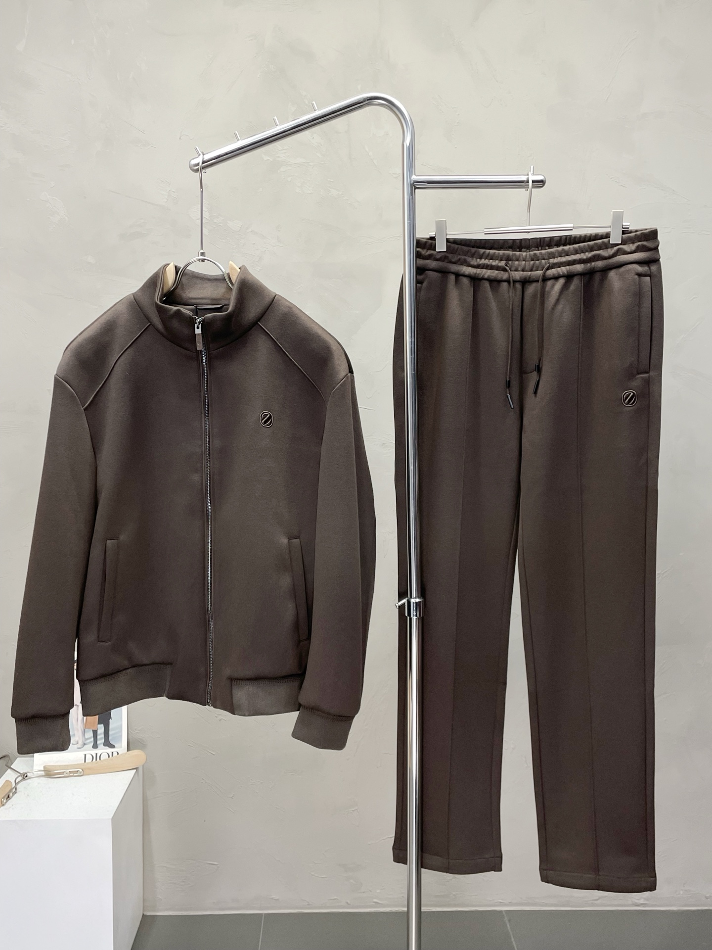 NO:537792,Tops and pants.ZEGNA exclusively offers the same style of the new counter, full of high-end feel!  The details are exquisite and high-end, and the workmanship is impeccable!  Add velvet to keep warm, imported fabrics are three-dimensional, exquisite and delicate. The original high-end fabrics are very high-end!  Original zipper!  The fabric is crisp, wrinkle-resistant, wear-resistant, moisture absorption, quick drying and breathable, neat and stylish. The code number M-3XL, zegna, alexander wang19860909上衣、裤子.ZEGNA杰尼亚独家专供新款专柜同款套装,高级感满满！细节精致高档,做工无可挑剔！加绒保暖 进口面料 立体精致细腻.原版高端面料很显高级！原版拉链！面料挺括抗皱耐磨,吸湿速干透气,利落有型.码数M-3XL,,zegna,alexander wang,Men's clothing