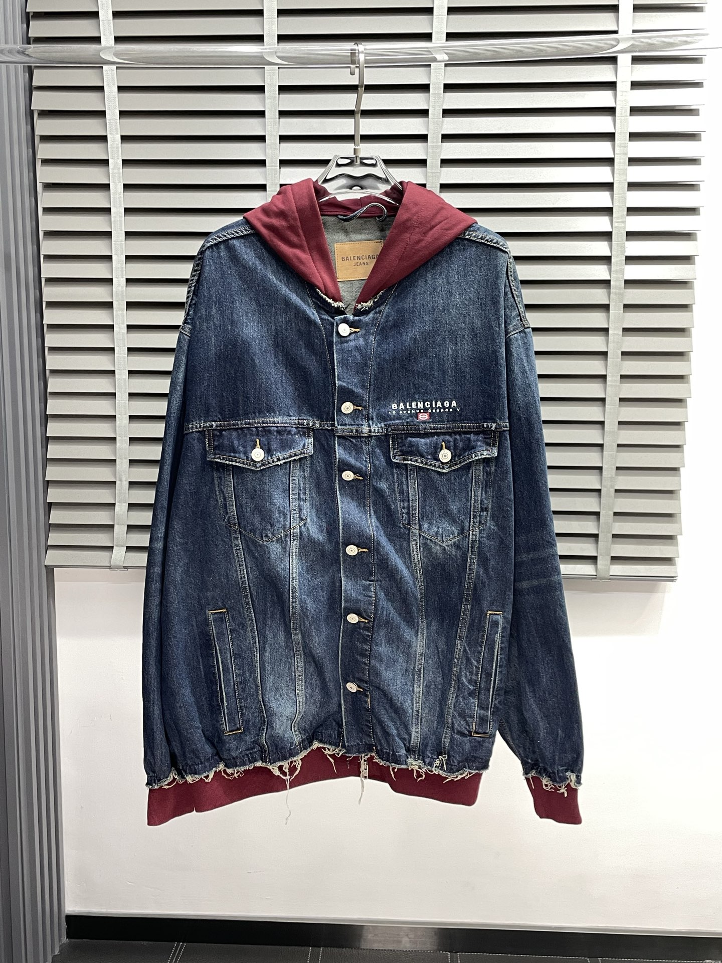 NO:540845,.Balenciaga exclusively offers the latest denim jackets, fake two-piece hooded denim jackets, classic designs and beautiful designs, quality is even more unscrupulous, high-end products that cannot be picked and controlled, and cannot be missed! Through the detailed pictures, you can feel its powerful aura, and the warm-concentration effect is significant, so you don’t have to worry about the chill at all! It is both fashionable and functional, and the whole style looks more luxurious and elegant! Size 1.2.3.4, balenciaga, balenciaga, jackets & coats, hats, alexander wang19860909.Balenciaga巴黎世家独家专供最新牛仔外套 假两件连帽牛仔外套 经典设计与颜值爆棚的设计 品质更是无法挑剔品控可以直接入手,不容过错的高端臻品！通过细节图片便可感受到它强悍的气场,聚温保暖效果显著,完全不用担心会有一点寒意！时尚与功能性兼备,整款显得更加的奢华大气！ 尺码1.2.3.4,,balenciaga,balenciaga,jackets & coats,hats,alexander wang,Men's clothing