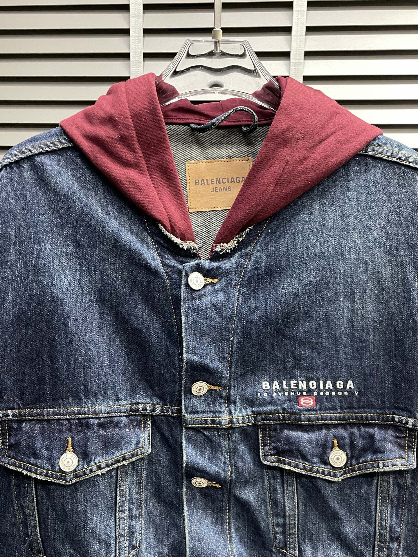 。Balenciaga巴黎世家💥独家专供最新牛仔外套 假两件连帽牛仔外套 经典设计与颜值爆棚的设计 品质