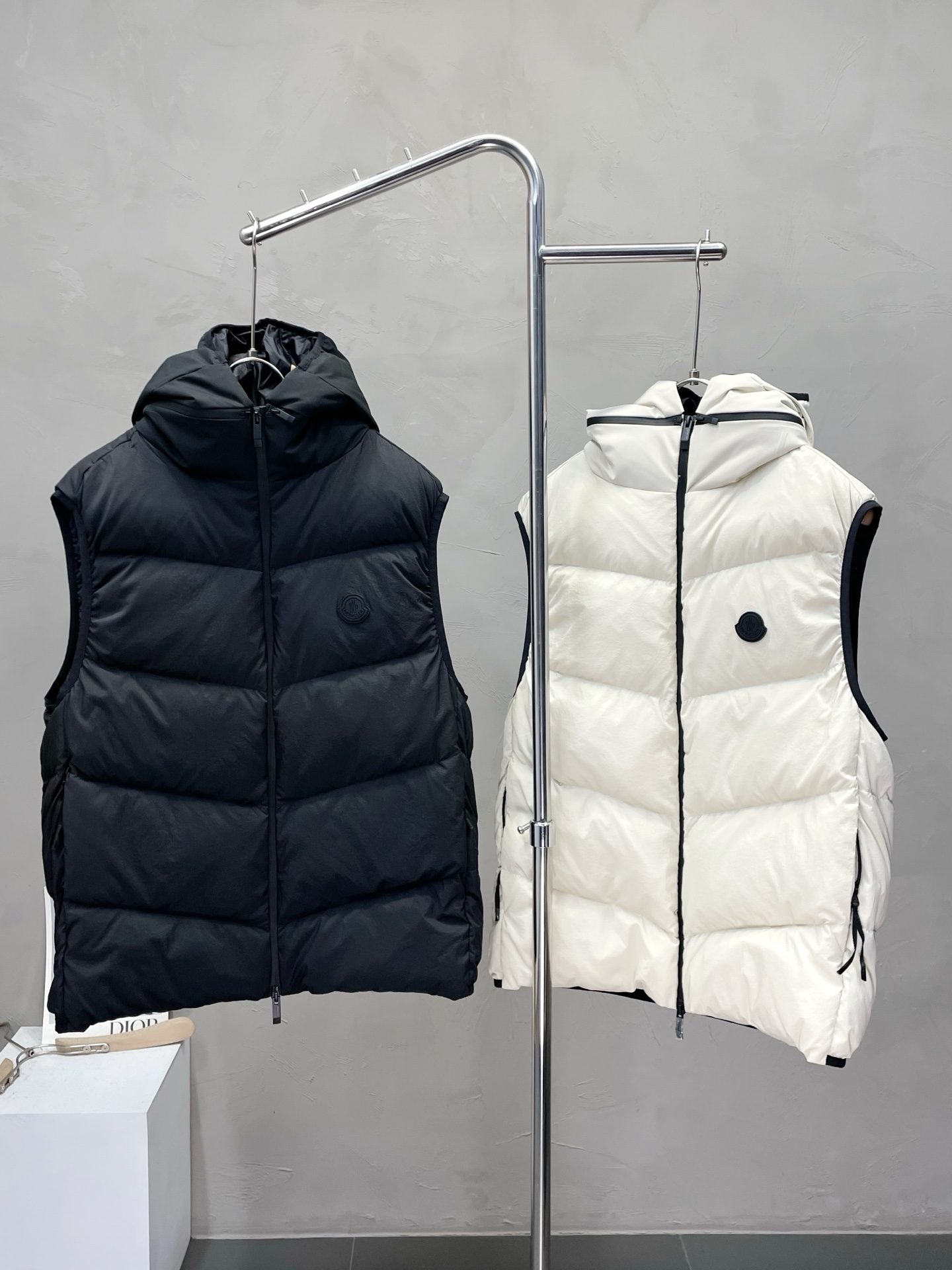 NO:537828,.Down jacket - Moncler's covert mouth exclusively provides the latest fashionable down vests, hats can be detached. A jacket with a classic design and a very beautiful appearance. It is even more difficult to pick and control. You can buy it directly. You can't get it wrong! Through the detailed pictures, you can feel its powerful aura, and the effect of gathering and keeping warm is significant. There is no need to worry about the chill at all! It is both fashionable and functional, and the whole style looks more luxurious and elegant! Size M-3XL, Moncler, jackets & coats, down jacket, hats, alexander wang19860909.羽绒服-Moncler蒙口独家专供最新时尚羽绒马甲,帽子可拆卸设计 经典设计感与颜值爆棚的外套,品质更是无法挑剔品控可以直接入手,不容过错的高端臻品！通过细节图片便可感受到它强悍的气场,聚温保暖效果显著,完全不用担心会有一点寒意！时尚与功能性兼备,整款显得更加的奢华大气！ 尺码M-3XL,,Moncler,jackets & coats,down jacket,hats,alexander wang,Men's clothing