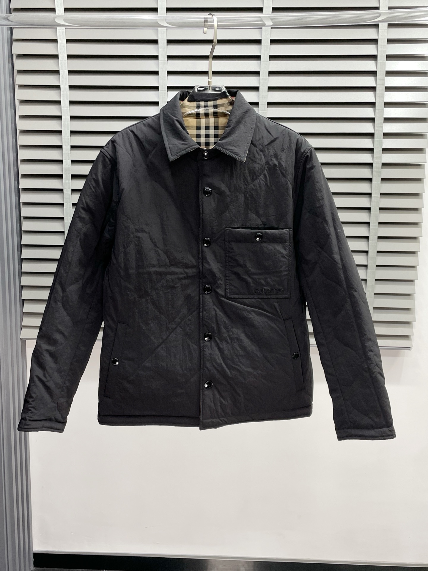 NO:540847,.Burberry exclusively offers the latest fashionable autumn and winter cotton jackets, plaid double-sided cotton jackets, classic jackets with a strong sense of design and appearance, and the quality is even more unscrupulous. You can buy them directly, which is not to be mistaken for high-end products! Through the detailed pictures, you can feel its powerful aura, and the warm-concentration effect is significant, so you don’t have to worry about the chill at all! It is both fashionable and functional, and the whole style looks more luxurious and elegant! Size S-XL, burberry, burberry, jackets & coats, jackets & coats, alexander wang19860909.Burberry巴宝莉独家专供最新时尚秋冬棉服夹克 格纹双面穿棉服 经典设计感与颜值爆棚的外套,品质更是无法挑剔品控可以直接入手,不容过错的高端臻品！通过细节图片便可感受到它强悍的气场,聚温保暖效果显著,完全不用担心会有一点寒意！时尚与功能性兼备,整款显得更加的奢华大气！ 尺码S-XL,,burberry,burberry,jackets & coats,jackets & coats,alexander wang,Men's clothing