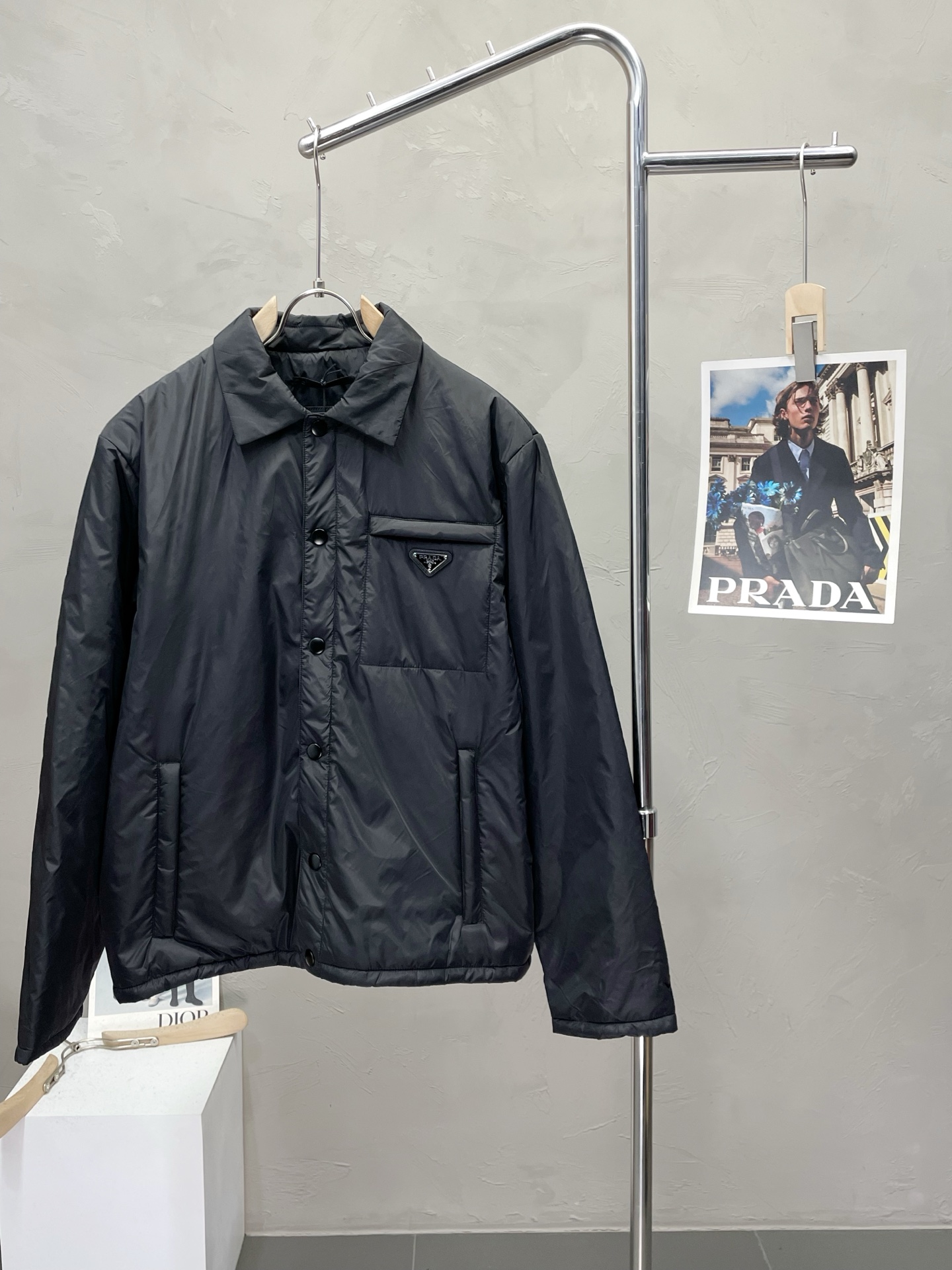 NO:539794,.Prada exclusively offers the latest fashion autumn and winter cotton jackets, thin cotton shirt jackets, classic design and superb jackets, quality that cannot be picked and quality control can be purchased directly, and high-end products that cannot be missed! Through the detailed pictures, you can feel its powerful aura, and the warm-concentration effect is significant, so you don’t have to worry about the chill at all! It is both fashionable and functional, and the whole style looks more luxurious and elegant! Size S-XL, prada, prada, jackets & coats, jackets & coats, shirts, alexander wang19860909.Prada普拉达独家专供最新时尚秋冬棉服夹克 薄棉衬衫式外套 经典设计感与颜值爆棚的外套,品质更是无法挑剔品控可以直接入手,不容过错的高端臻品！通过细节图片便可感受到它强悍的气场,聚温保暖效果显著,完全不用担心会有一点寒意！时尚与功能性兼备,整款显得更加的奢华大气！ 尺码S-XL,,prada,prada,jackets & coats,jackets & coats,shirts,alexander wang,Men's clothing