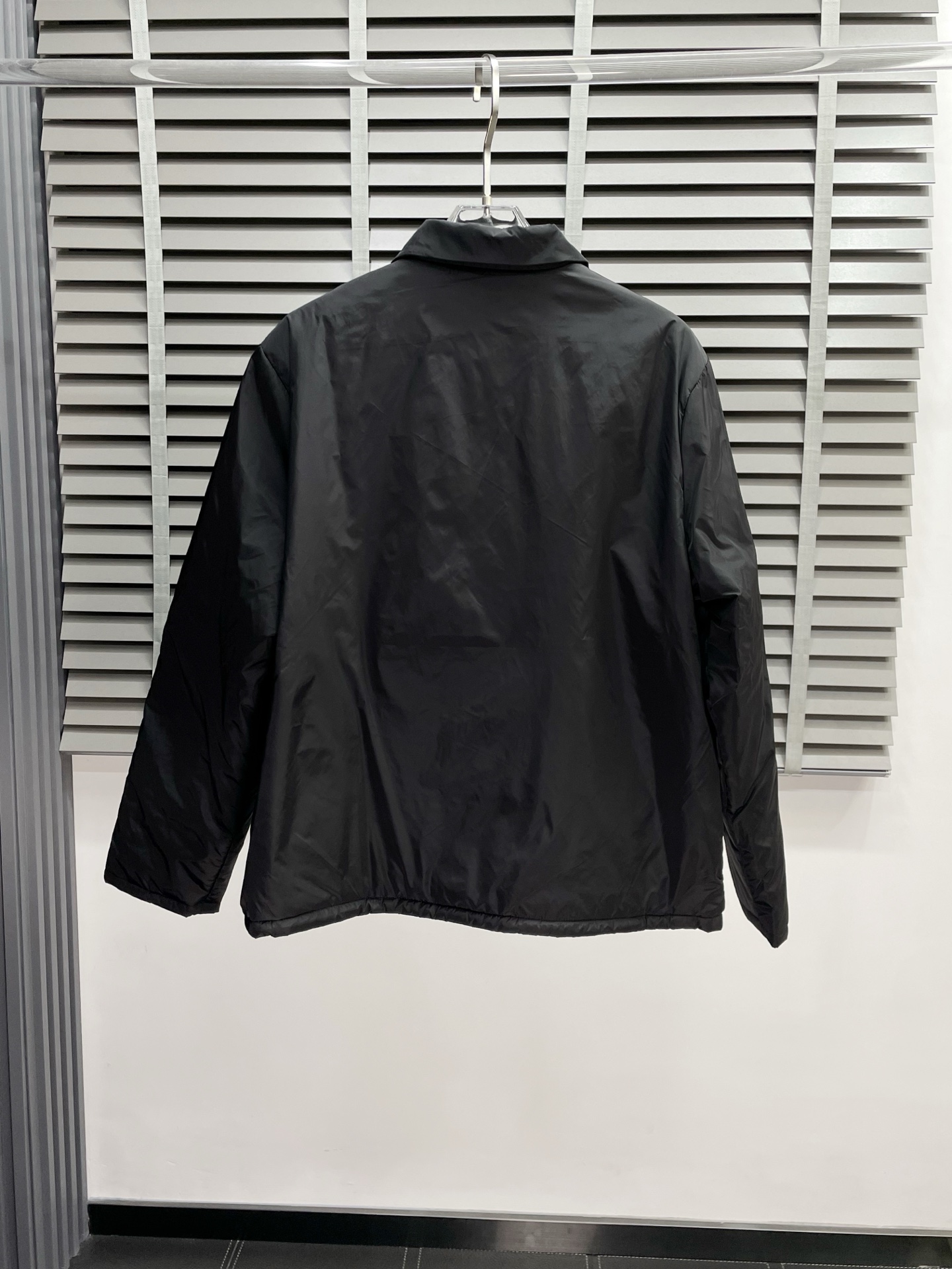 。Prada普拉达💥独家专供最新时尚秋冬棉服夹克 薄棉衬衫式外套 经典设计感与颜值爆棚的外套，品质更是无