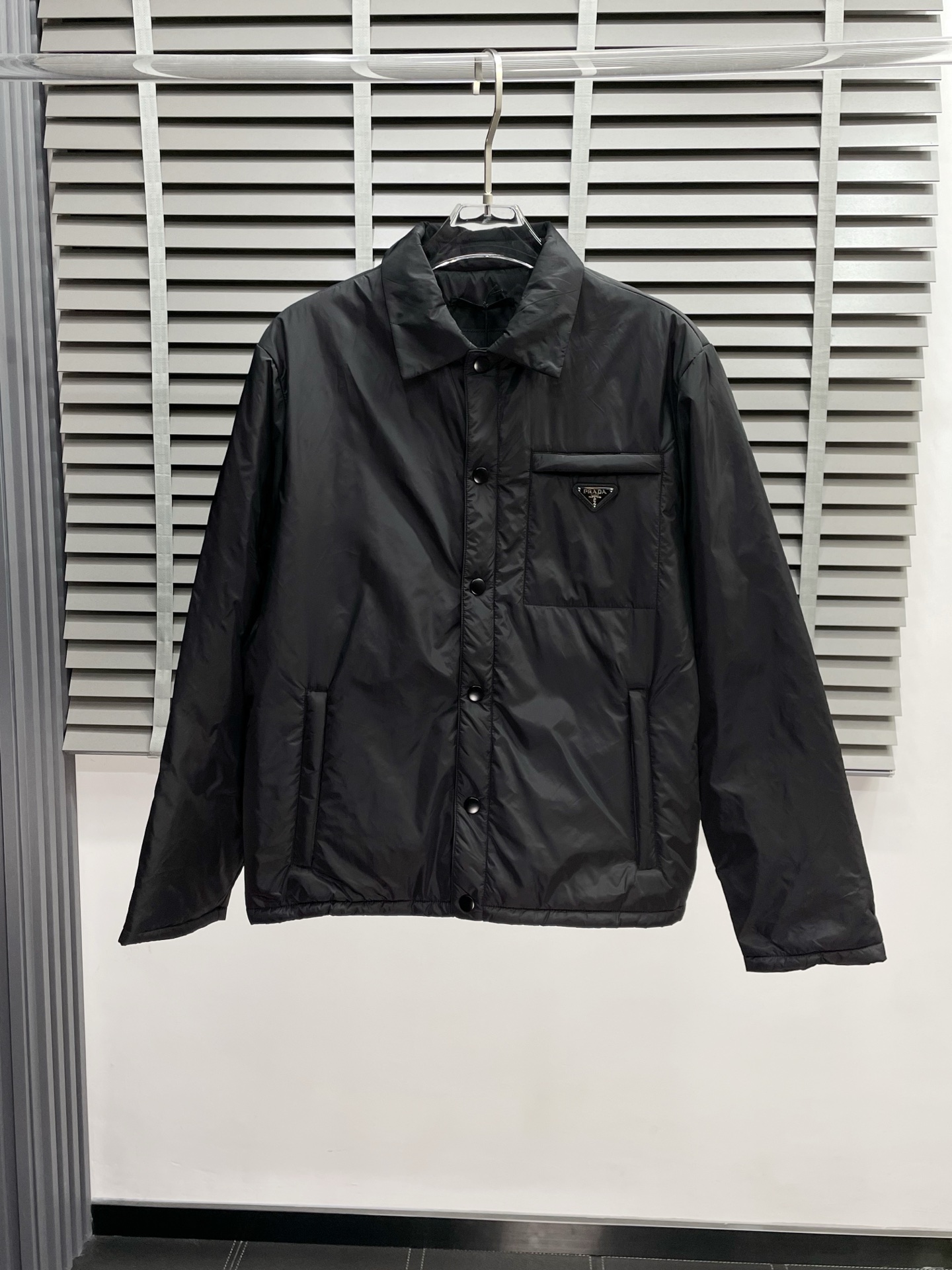 NO:540849,.Prada exclusively offers the latest fashion autumn and winter cotton jackets, thin cotton shirt jackets, classic design and superb jackets, quality that cannot be picked and quality control can be purchased directly, and high-end products that cannot be missed! Through the detailed pictures, you can feel its powerful aura, and the warm-concentration effect is significant, so you don’t have to worry about the chill at all! It is both fashionable and functional, and the whole style looks more luxurious and elegant! Size S-XL, prada, prada, jackets & coats, jackets & coats, shirts, alexander wang19860909.Prada普拉达独家专供最新时尚秋冬棉服夹克 薄棉衬衫式外套 经典设计感与颜值爆棚的外套,品质更是无法挑剔品控可以直接入手,不容过错的高端臻品！通过细节图片便可感受到它强悍的气场,聚温保暖效果显著,完全不用担心会有一点寒意！时尚与功能性兼备,整款显得更加的奢华大气！ 尺码S-XL,,prada,prada,jackets & coats,jackets & coats,shirts,alexander wang,Men's clothing