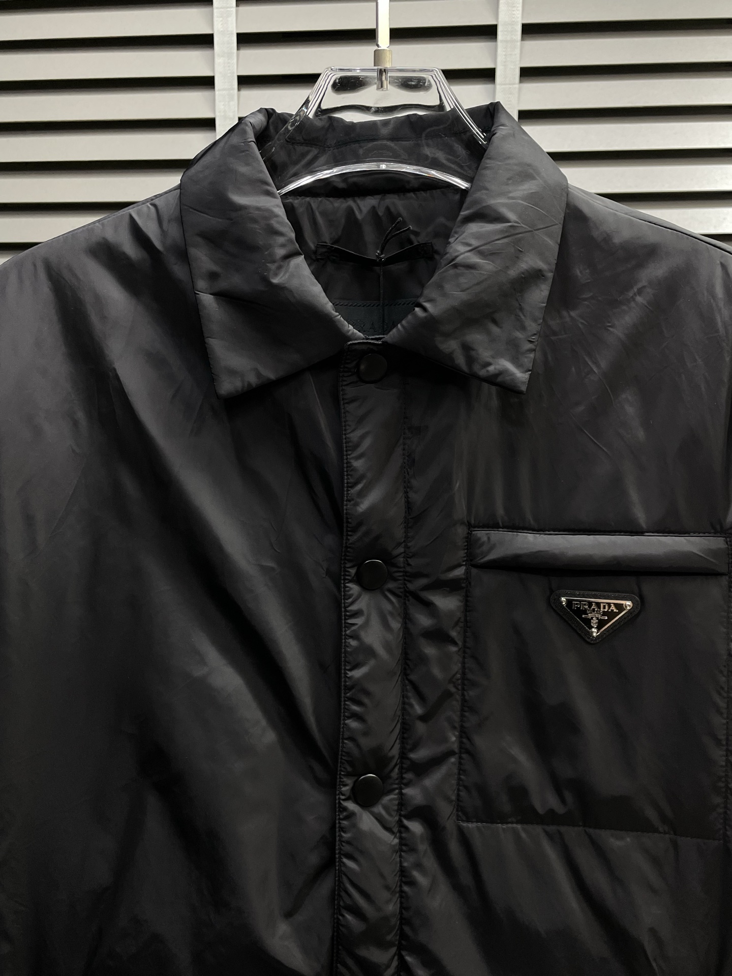 。Prada普拉达💥独家专供最新时尚秋冬棉服夹克 薄棉衬衫式外套 经典设计感与颜值爆棚的外套，品质更是无