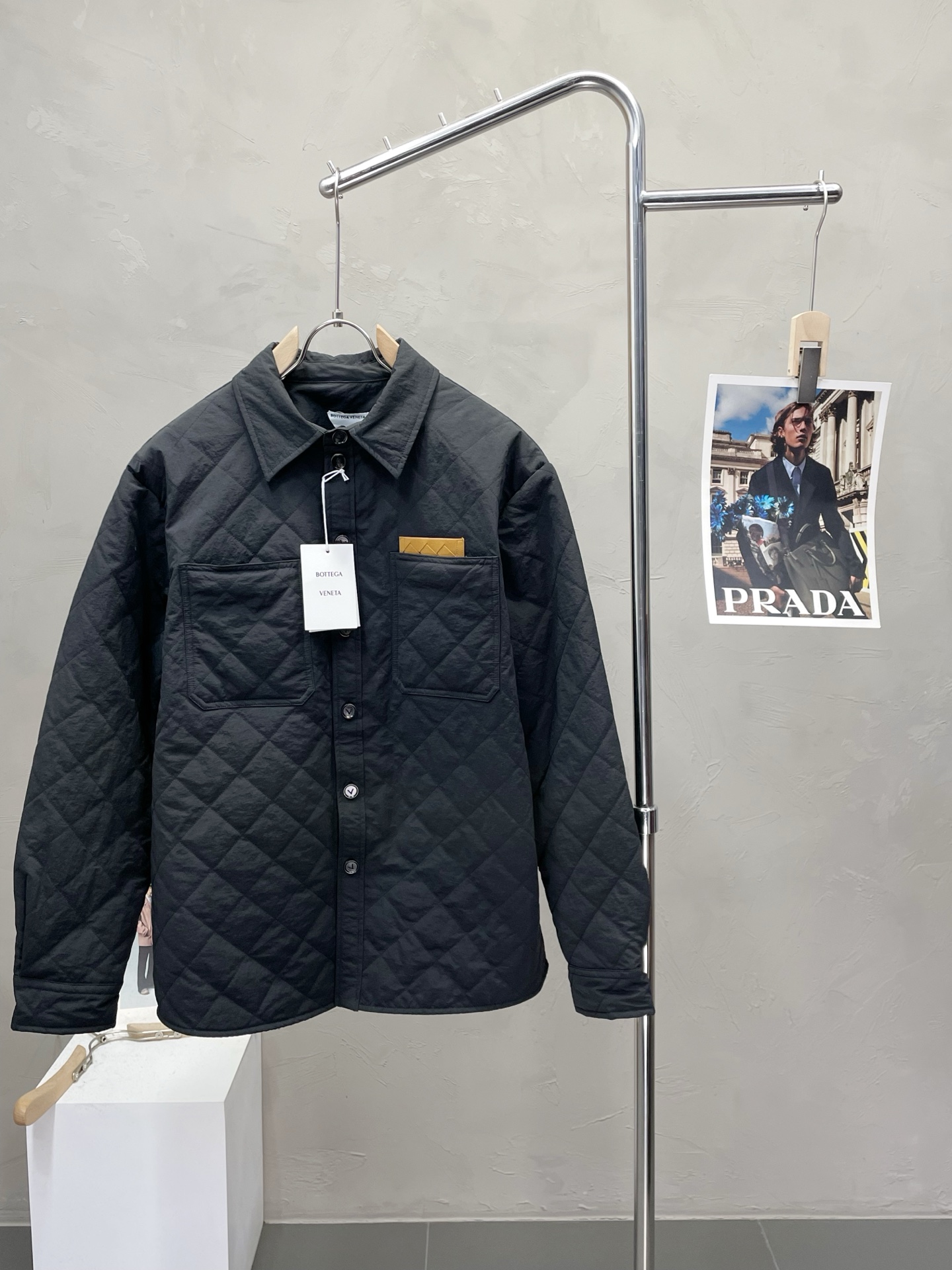 NO:539796,.Bottega Veneta BV exclusively offers the latest fashion autumn and winter cotton jackets, pocket logo cotton jackets, classic design and appearance jackets, quality that cannot be picked and quality control can be purchased directly, high-end products that cannot be missed! Through the detailed pictures, you can feel its powerful aura, and the effect of gathering and keeping warm is significant. There is no need to worry about the chill at all! It is both fashionable and functional, and the whole style looks more luxurious and elegant! Size 46-52, bottega veneta, bottega veneta, bottega veneta, jackets & coats, jackets & coats, alexander wang19860909.Bottega Veneta葆蝶家BV独家专供最新时尚秋冬棉服夹克 口袋标识棉服 经典设计感与颜值爆棚的外套,品质更是无法挑剔品控可以直接入手,不容过错的高端臻品！通过细节图片便可感受到它强悍的气场,聚温保暖效果显著,完全不用担心会有一点寒意！时尚与功能性兼备,整款显得更加的奢华大气！ 尺码46-52,,bottega veneta,bottega veneta,bottega veneta,jackets & coats,jackets & coats,alexander wang,Men's clothing