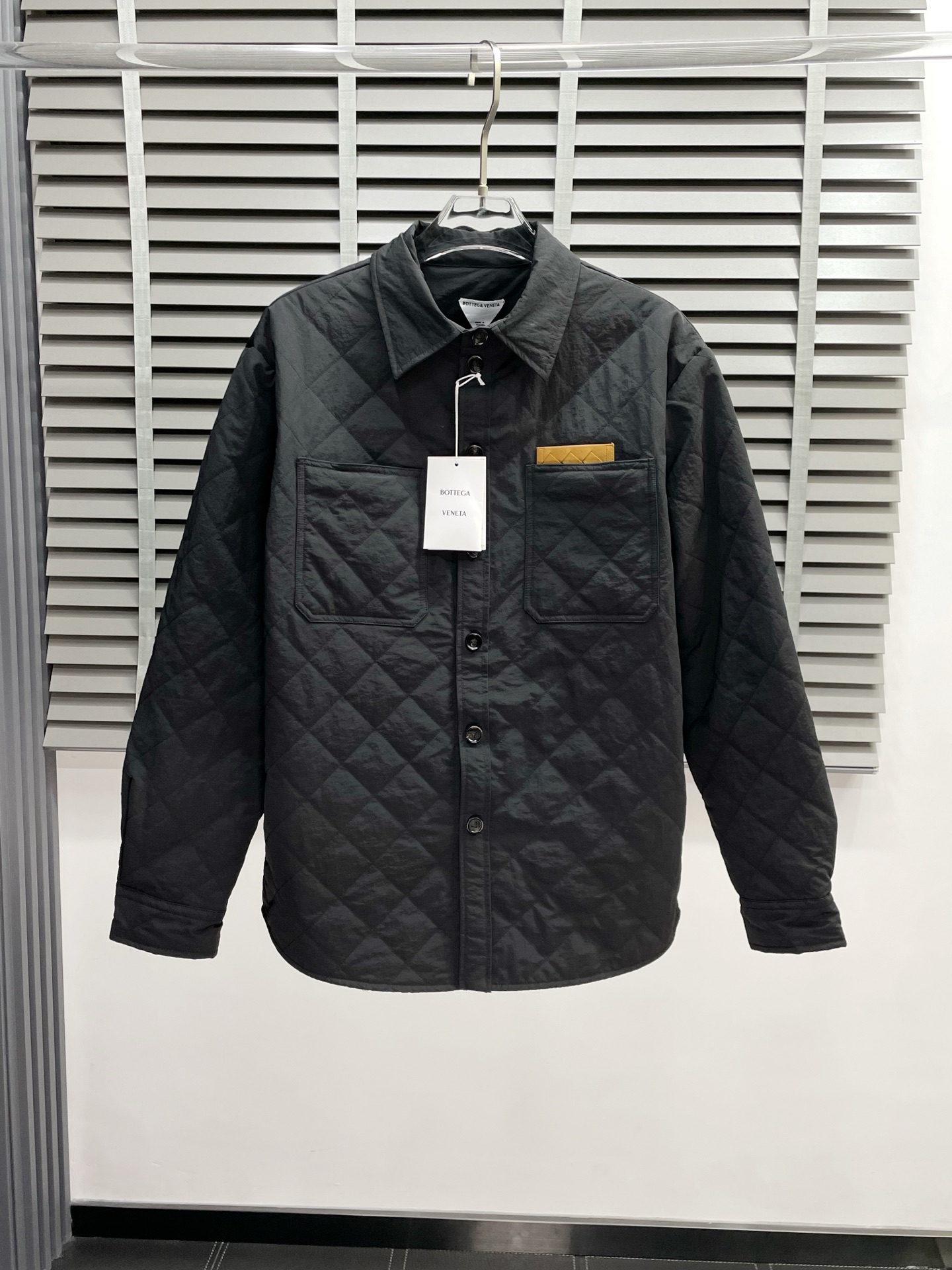 NO:540855,.Bottega Veneta BV exclusively offers the latest fashion autumn and winter cotton jackets, pocket logo cotton jackets, classic design and appearance jackets, quality that cannot be picked and quality control can be purchased directly, high-end products that cannot be missed! Through the detailed pictures, you can feel its powerful aura, and the warm-concentration effect is significant, so you don’t have to worry about the chill at all! It is both fashionable and functional, and the whole style looks more luxurious and elegant! Size 46-52, bottega veneta, bottega veneta, bottega veneta, jackets & coats, jackets & coats, alexander wang19860909.Bottega Veneta葆蝶家BV独家专供最新时尚秋冬棉服夹克 口袋标识棉服 经典设计感与颜值爆棚的外套,品质更是无法挑剔品控可以直接入手,不容过错的高端臻品！通过细节图片便可感受到它强悍的气场,聚温保暖效果显著,完全不用担心会有一点寒意！时尚与功能性兼备,整款显得更加的奢华大气！ 尺码46-52,,bottega veneta,bottega veneta,bottega veneta,jackets & coats,jackets & coats,alexander wang,Men's clothing