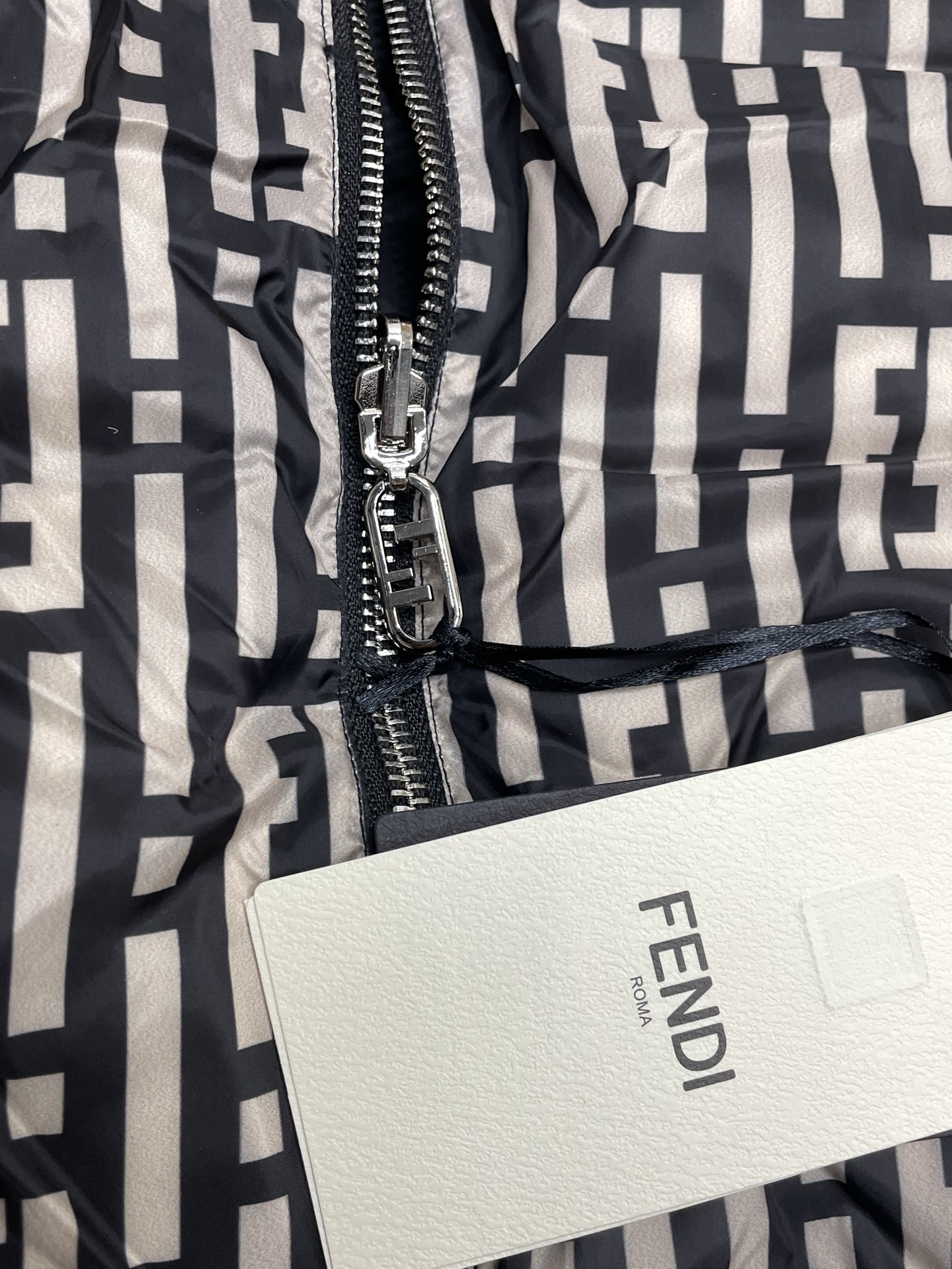 。羽绒服-FENDI芬迪💥独家专供秋冬新款高领羽绒马甲，印花双面穿羽绒马甲 贸易公司渠道稀出，降温天气必