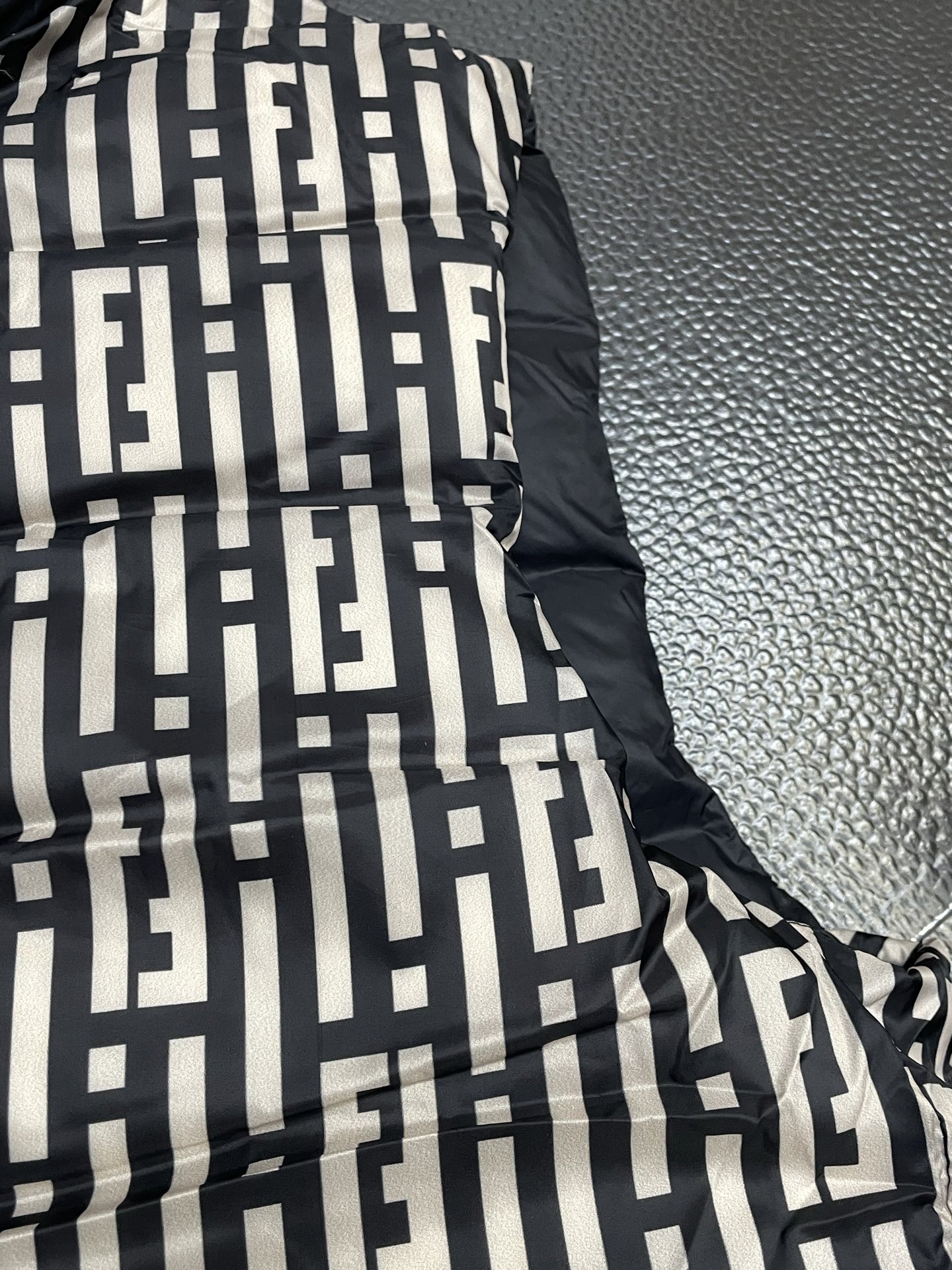 。羽绒服-FENDI芬迪💥独家专供秋冬新款高领羽绒马甲，印花双面穿羽绒马甲 贸易公司渠道稀出，降温天气必