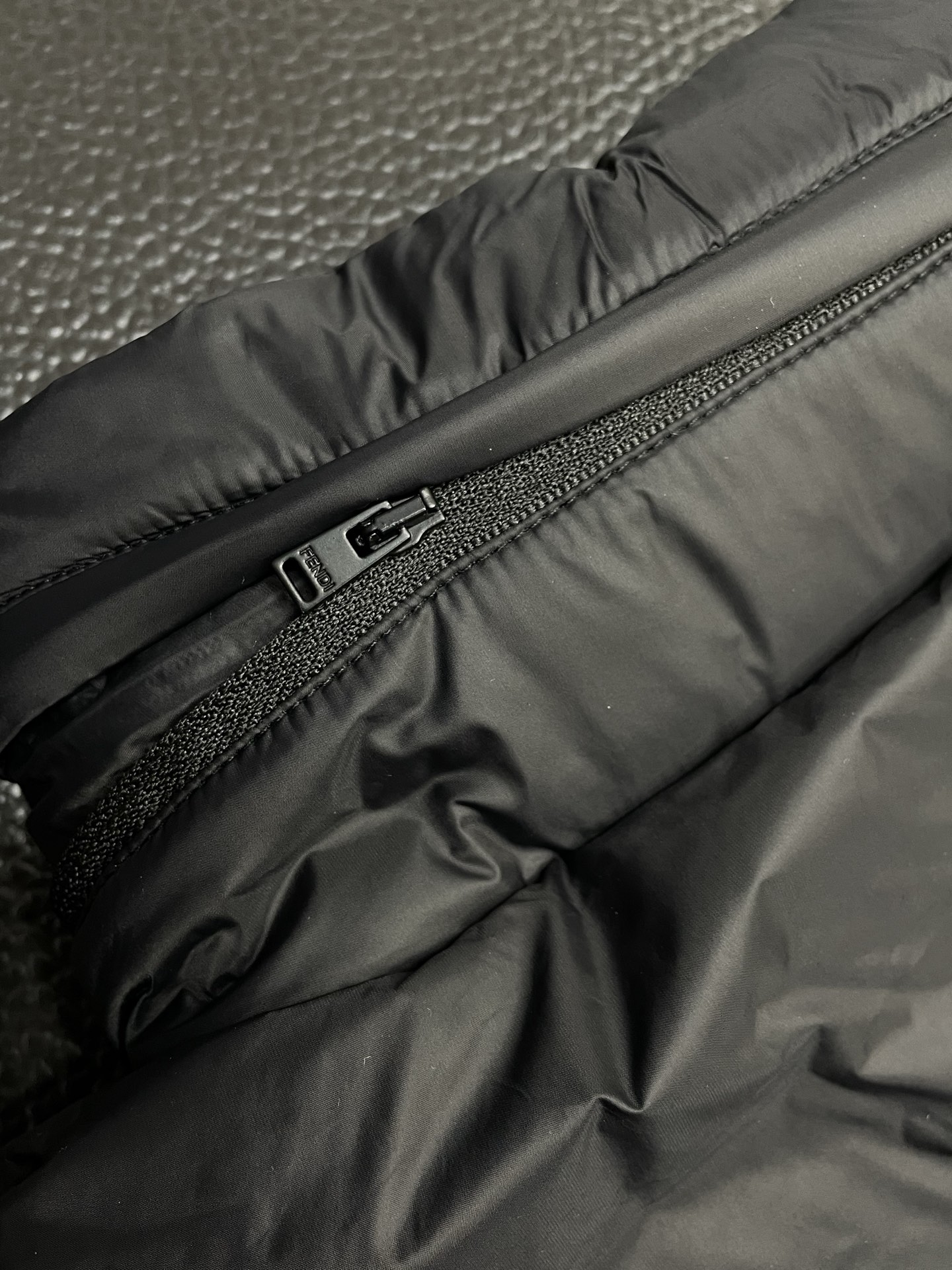 。羽绒服-FENDI芬迪💥独家专供秋冬新款高领羽绒马甲，印花双面穿羽绒马甲 贸易公司渠道稀出，降温天气必