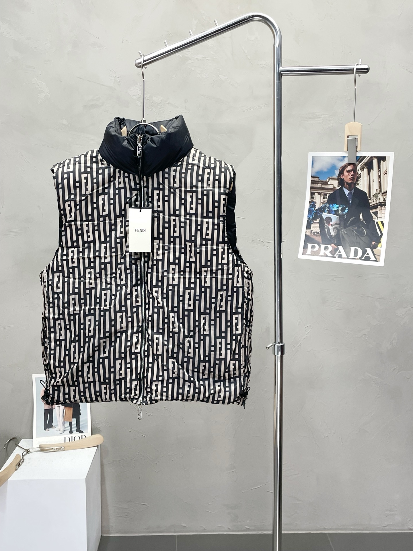 NO:539798,.Down jacket - FENDI exclusively offers new high-neck down vests for autumn and winter, printed double-sided down vests. Trading company channels are rare, and the warmth items must be worn in cooling weather, whether in daily life or outdoor sports. They are wear-resistant, scratch-proof and easy to manage. The inner is equipped with 90 euro standard high-quality white goose down velvet filling. It is matched with large square quilt quilting technology to create a fluffy and full overall effect, taking into account the strong warm-proof and warm-locking effect, so that you are not afraid of the cold outdoor weather in autumn and winter! Size 46-52,,fendi,fendi,down jacket,alexander wang19860909.羽绒服-FENDI芬迪独家专供秋冬新款高领羽绒马甲,印花双面穿羽绒马甲 贸易公司渠道稀出,降温天气必备的保暖单品,不论是日常还是户外运动都能穿.耐磨防刮易打理,内里配置90欧标优质白鹅绒埴充,在搭配大方格绗缝工艺,打造蓬松饱满的整体效果,兼顾强悍的保暖锁温效果,让你无惧秋冬季寒冷的户外天气! 尺码46-52,,fendi,fendi,down jacket,alexander wang,Men's clothing