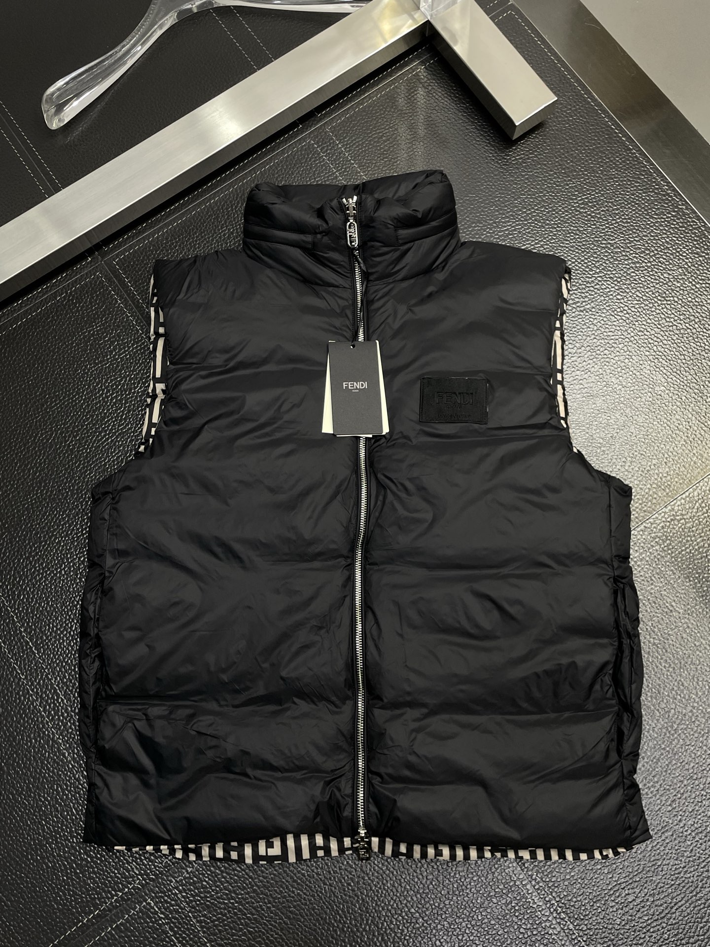 。羽绒服-FENDI芬迪💥独家专供秋冬新款高领羽绒马甲，印花双面穿羽绒马甲 贸易公司渠道稀出，降温天气必