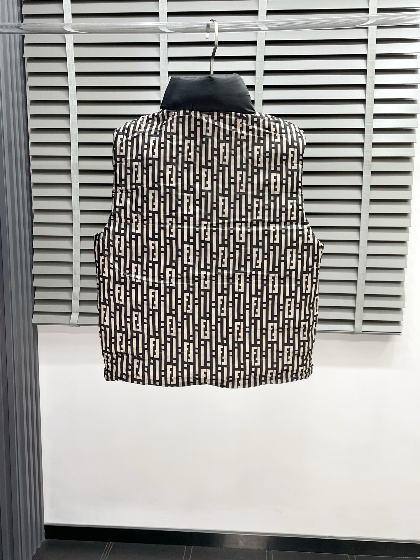 。羽绒服-FENDI芬迪💥独家专供秋冬新款高领羽绒马甲，印花双面穿羽绒马甲 贸易公司渠道稀出，降温天气必