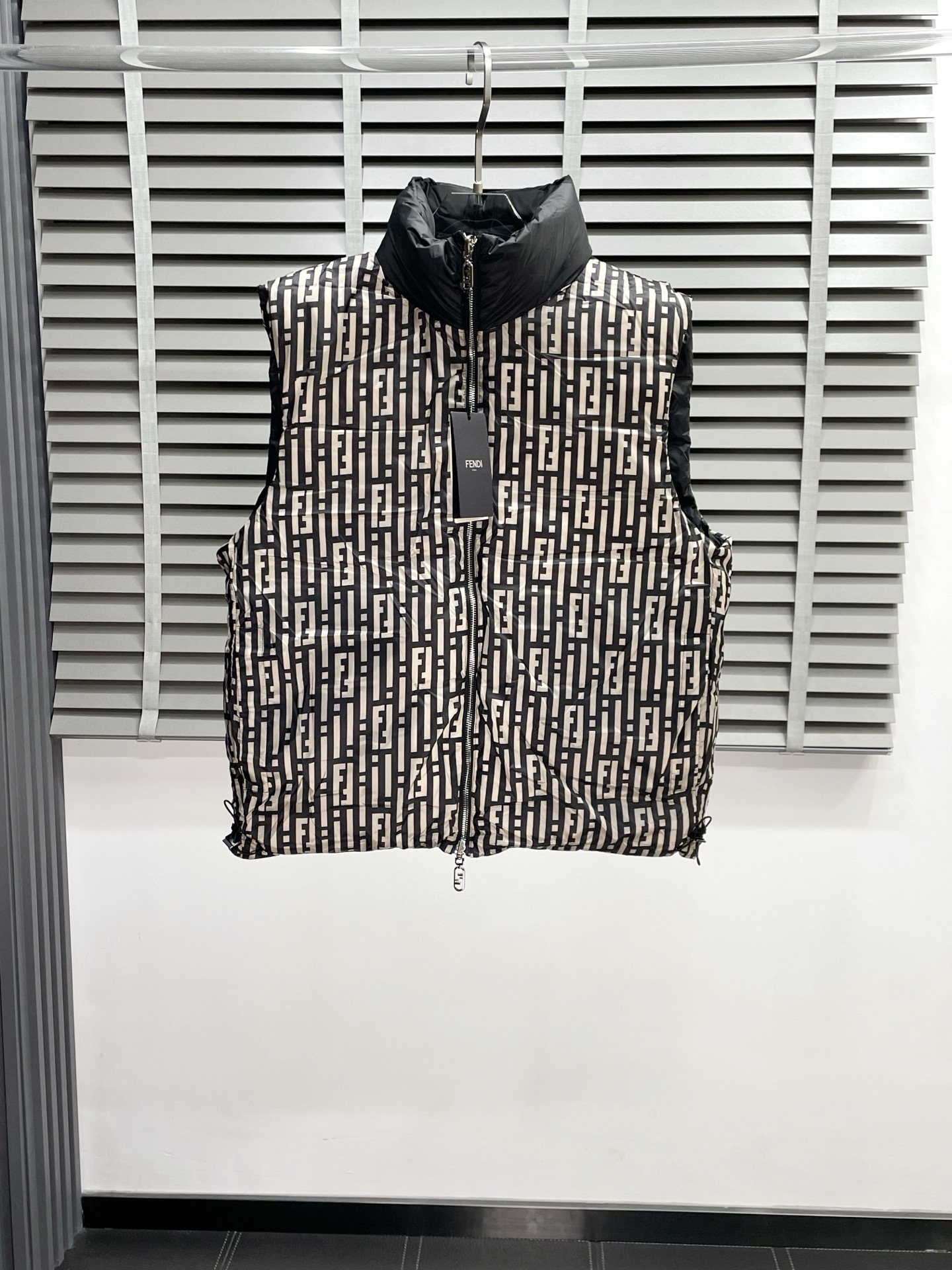 NO:540838,.Down jacket - FENDI exclusively offers new high-neck down vests for autumn and winter, printed double-sided down vests. Trading company channels are rare, and the warmth items must be worn in cooling weather, whether in daily life or outdoor sports. They are wear-resistant, scratch-proof and easy to manage. The inner is equipped with 90 euro standard high-quality white goose down velvet filling. It is matched with large square quilt quilting technology to create a fluffy and full overall effect, taking into account the strong warm-proof and warm-locking effect, so that you don’t fear the cold outdoor weather in autumn and winter! Size 46-52,,fendi,fendi,down jacket,alexander wang19860909.羽绒服-FENDI芬迪独家专供秋冬新款高领羽绒马甲,印花双面穿羽绒马甲 贸易公司渠道稀出,降温天气必备的保暖单品,不论是日常还是户外运动都能穿.耐磨防刮易打理,内里配置90欧标优质白鹅绒埴充,在搭配大方格绗缝工艺,打造蓬松饱满的整体效果,兼顾强悍的保暖锁温效果,让你无惧秋冬季寒冷的户外天气! 尺码46-52,,fendi,fendi,down jacket,alexander wang,Men's clothing