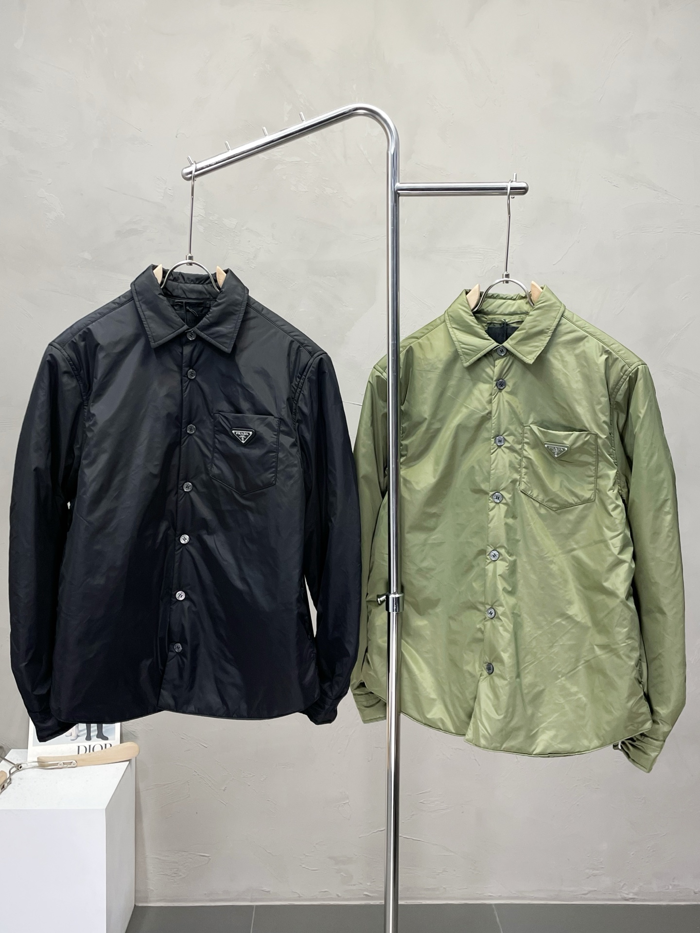 NO:539793,.Prada exclusively offers the latest fashion autumn and winter cotton jackets, shirt-style cotton jackets, classic design and appearance jackets, quality that cannot be picked and quality control can be purchased directly, and high-end products that cannot be missed! Through the detailed pictures, you can feel its powerful aura, and the effect of gathering and keeping warm is significant. There is no need to worry about the chill at all! It is both fashionable and functional, and the whole style looks more luxurious and elegant! Size S-XL, prada, prada, jackets & coats, jackets & coats, shirts, alexander wang19860909.Prada普拉达独家专供最新时尚秋冬棉服夹克 衬衫式棉服 经典设计感与颜值爆棚的外套,品质更是无法挑剔品控可以直接入手,不容过错的高端臻品！通过细节图片便可感受到它强悍的气场,聚温保暖效果显著,完全不用担心会有一点寒意！时尚与功能性兼备,整款显得更加的奢华大气！ 尺码S-XL,,prada,prada,jackets & coats,jackets & coats,shirts,alexander wang,Men's clothing