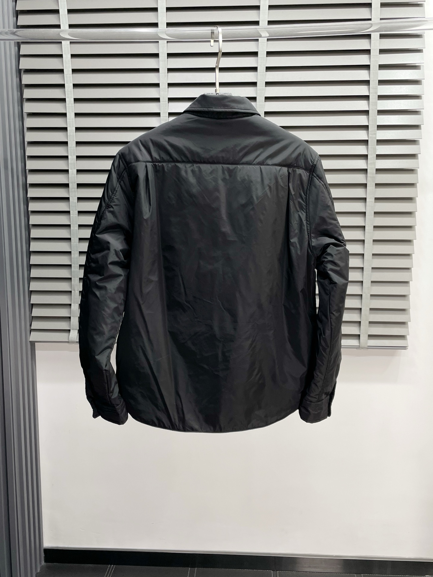 。Prada普拉达💥独家专供最新时尚秋冬棉服夹克 衬衫式棉服 经典设计感与颜值爆棚的外套，品质更是无法挑