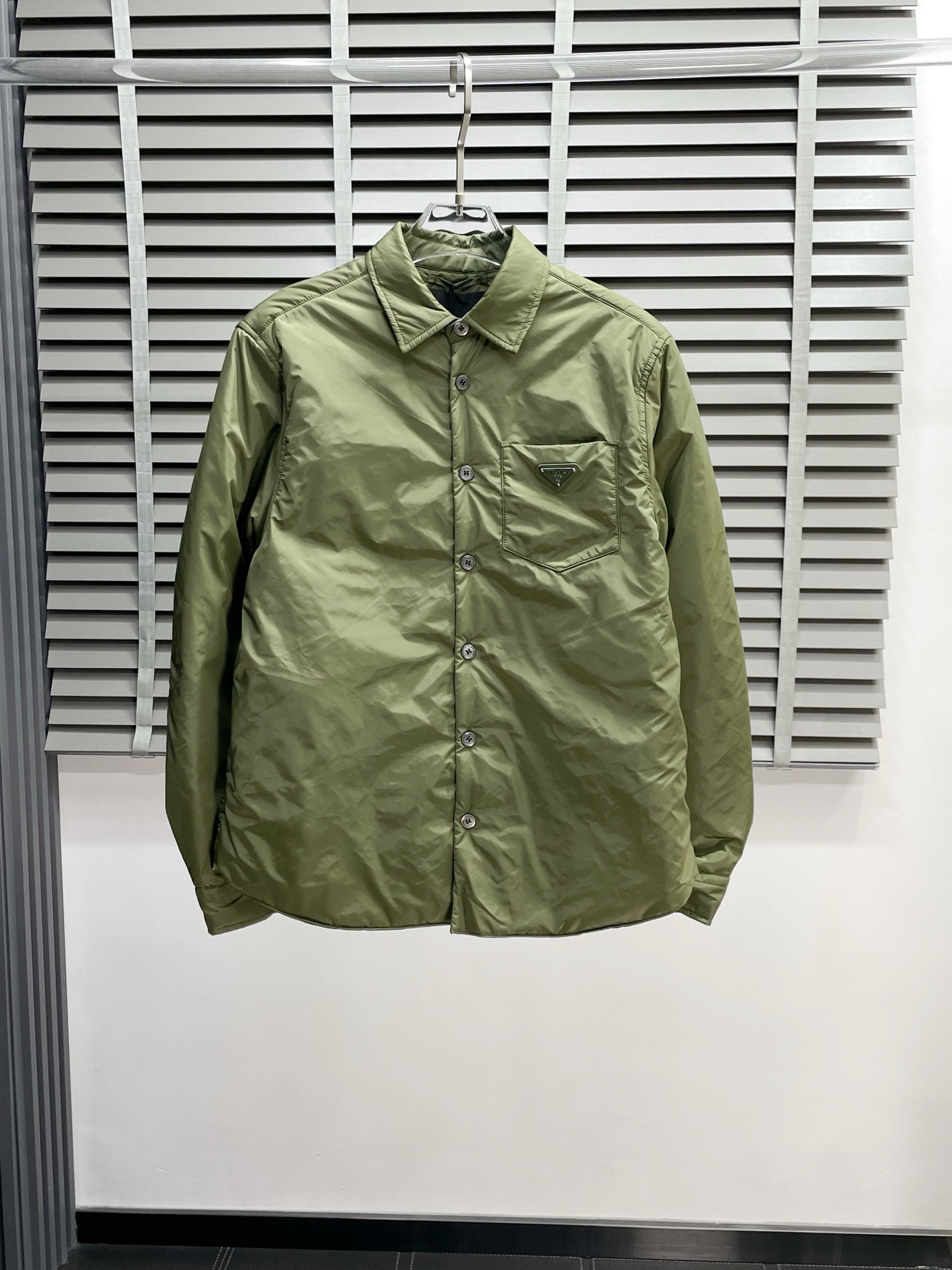 NO:540853,.Prada exclusively offers the latest fashion autumn and winter cotton jackets, shirt-style cotton jackets, classic design and appearance jackets, quality that cannot be picked and quality control can be purchased directly, and high-end products that cannot be missed! Through the detailed pictures, you can feel its powerful aura, and the warm-concentration effect is significant, so you don’t have to worry about the chill at all! It is both fashionable and functional, and the whole style looks more luxurious and elegant! Size S-XL, prada, prada, jackets & coats, jackets & coats, shirts, alexander wang19860909.Prada普拉达独家专供最新时尚秋冬棉服夹克 衬衫式棉服 经典设计感与颜值爆棚的外套,品质更是无法挑剔品控可以直接入手,不容过错的高端臻品！通过细节图片便可感受到它强悍的气场,聚温保暖效果显著,完全不用担心会有一点寒意！时尚与功能性兼备,整款显得更加的奢华大气！ 尺码S-XL,,prada,prada,jackets & coats,jackets & coats,shirts,alexander wang,Men's clothing