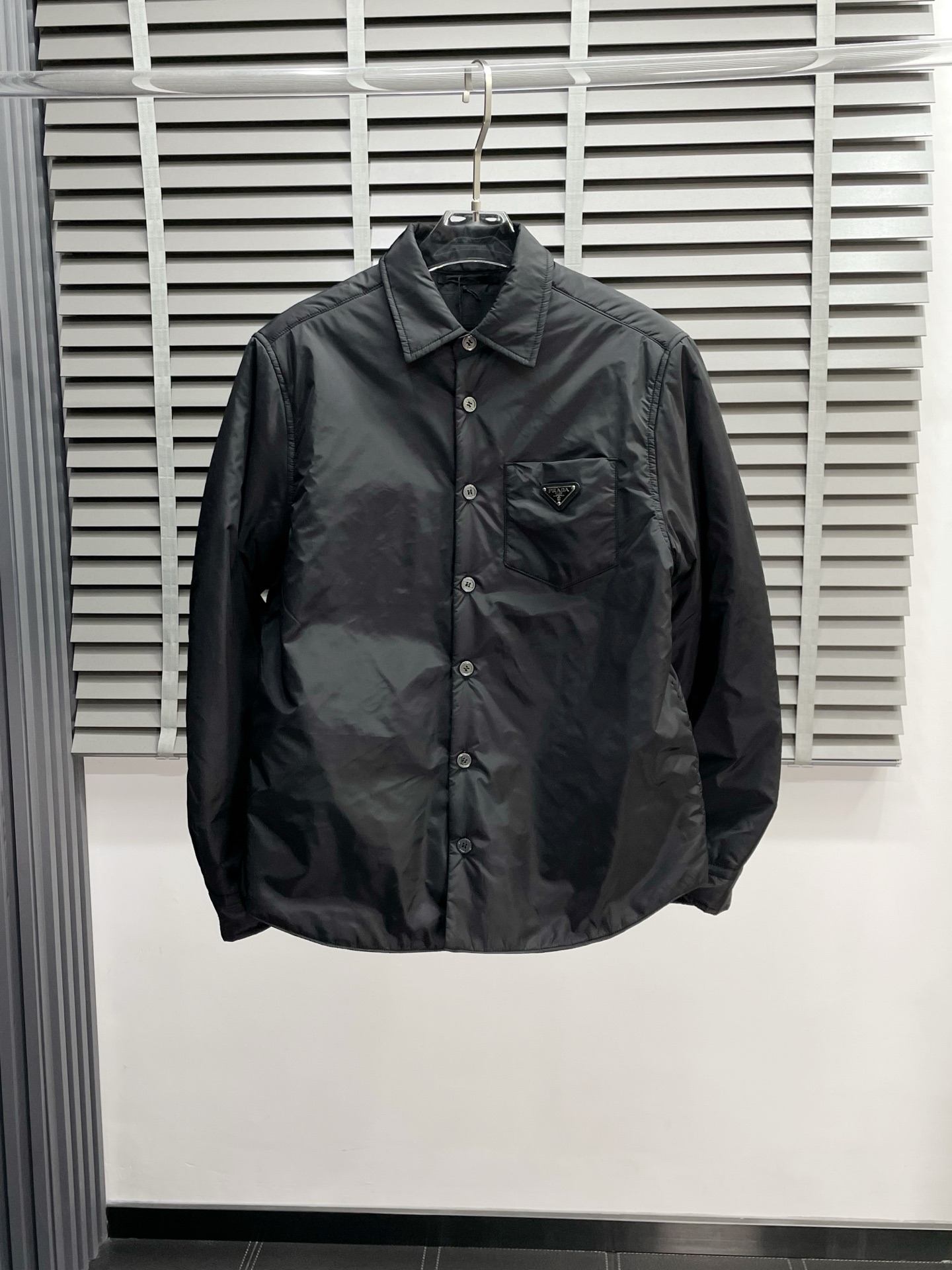 。Prada普拉达💥独家专供最新时尚秋冬棉服夹克 衬衫式棉服 经典设计感与颜值爆棚的外套，品质更是无法挑