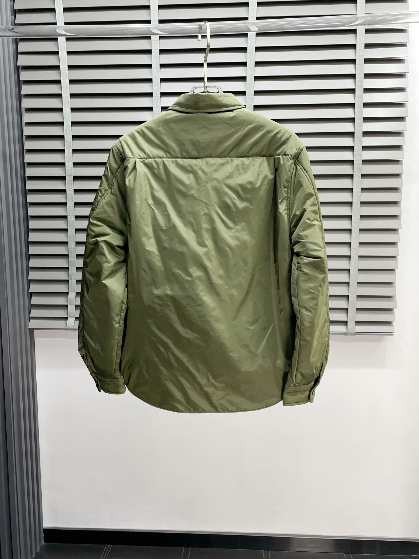 。Prada普拉达💥独家专供最新时尚秋冬棉服夹克 衬衫式棉服 经典设计感与颜值爆棚的外套，品质更是无法挑