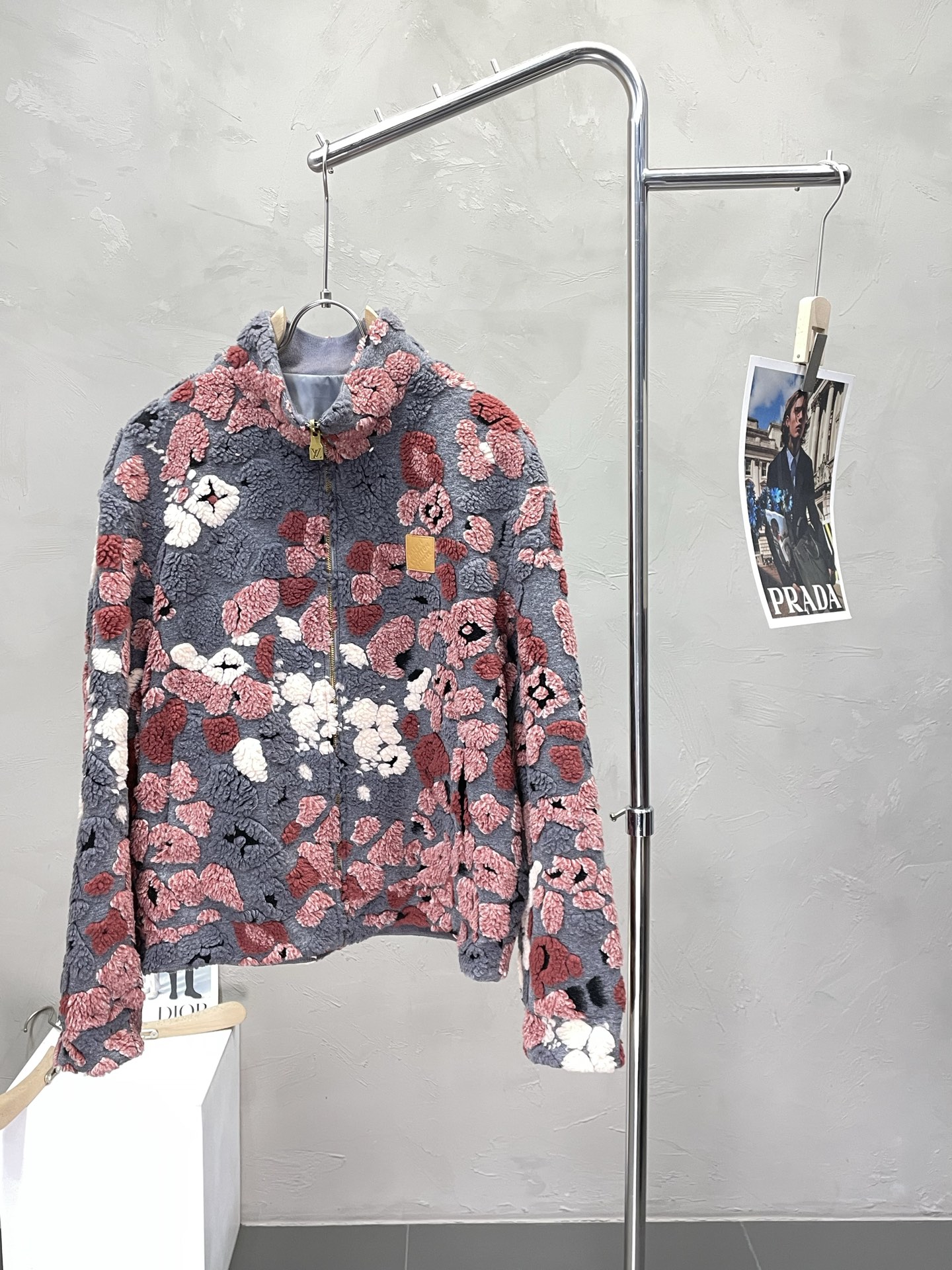 NO:537816,.Leather Jacket - Louis Vuitton exclusively offers the latest double-sided leather jacket, double-sided jacquard fleece wool nylon splicing, original high-end fabric, quality is even more unscrupulous, high-end products that cannot be criticized for quality control, and cannot be missed! Through the detailed pictures, you can feel its powerful aura, and the warm-concentration effect is significant, so you don’t have to worry about the chill at all! It is both fashionable and functional, and the whole style looks more luxurious and elegant! Size M-3XL, louis vuitton,louis vuitton,leather jacket,alexander wang19860909.皮衣-Louis Vuitton路易威登独家专供最新双面穿皮衣 双面提花抓绒羊毛尼龙拼接 原版高级面料 品质更是无法挑剔品控可以直接入手,不容过错的高端臻品！通过细节图片便可感受到它强悍的气场,聚温保暖效果显著,完全不用担心会有一点寒意！时尚与功能性兼备,整款显得更加的奢华大气！ 尺码M-3XL,,louis vuitton,louis vuitton,leather jacket,alexander wang,Men's clothing