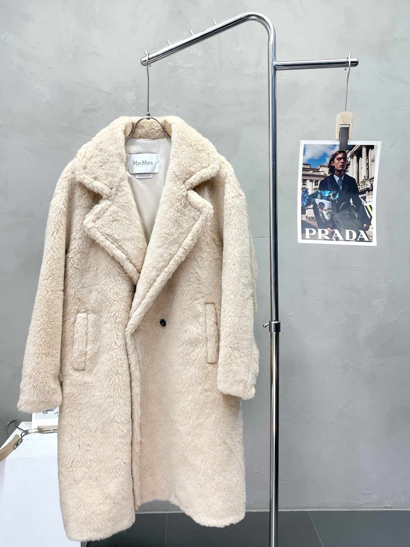 NO:540852,Leather jacket - Max Mara exclusively specializes in classic works. Teddy Bear series long lapel coat. The quality is even more unscrupulous. You can buy it directly. You can't get it wrong! The fabric made of natural camel velvet can be felt through the detailed pictures, and the warm-concentration effect is significant, so there is no need to worry about a little chill! It is both fashionable and functional, and the whole style looks more luxurious and elegant! Size M-3XL, leather jacket, alexander wang19860909.皮衣-Max Mara独家专供经典之作 泰迪熊系列长款翻领大衣 品质更是无法挑剔品控可以直接入手,不容过错的高端臻品！天然驼绒制成的面料 通过细节图片便可感受到它强悍的气场,聚温保暖效果显著,完全不用担心会有一点寒意！时尚与功能性兼备,整款显得更加的奢华大气！ 尺码M-3XL,,leather jacket,alexander wang,Men's clothing