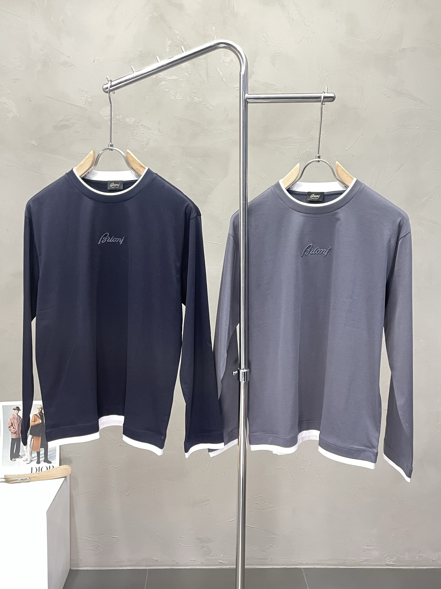 NO:539772,.Brioni exclusively offers the latest fashionable long-sleeved jackets with a classic design and great appearance. The quality is even more unscrupulous. You can buy it directly. You can't get it wrong! Through the detailed pictures, you can feel its powerful aura, and the warm-concentration effect is significant, so you don’t have to worry about the chill at all! It is both fashionable and functional, and the whole style looks more luxurious and elegant! Size S-XL, Jackets & coats,alexander wang19860909.Brioni布里奥尼独家专供最新时尚长袖 经典设计感与颜值爆棚的外套,品质更是无法挑剔品控可以直接入手,不容过错的高端臻品！通过细节图片便可感受到它强悍的气场,聚温保暖效果显著,完全不用担心会有一点寒意！时尚与功能性兼备,整款显得更加的奢华大气！ 尺码S-XL,,jackets & coats,alexander wang,Men's clothing