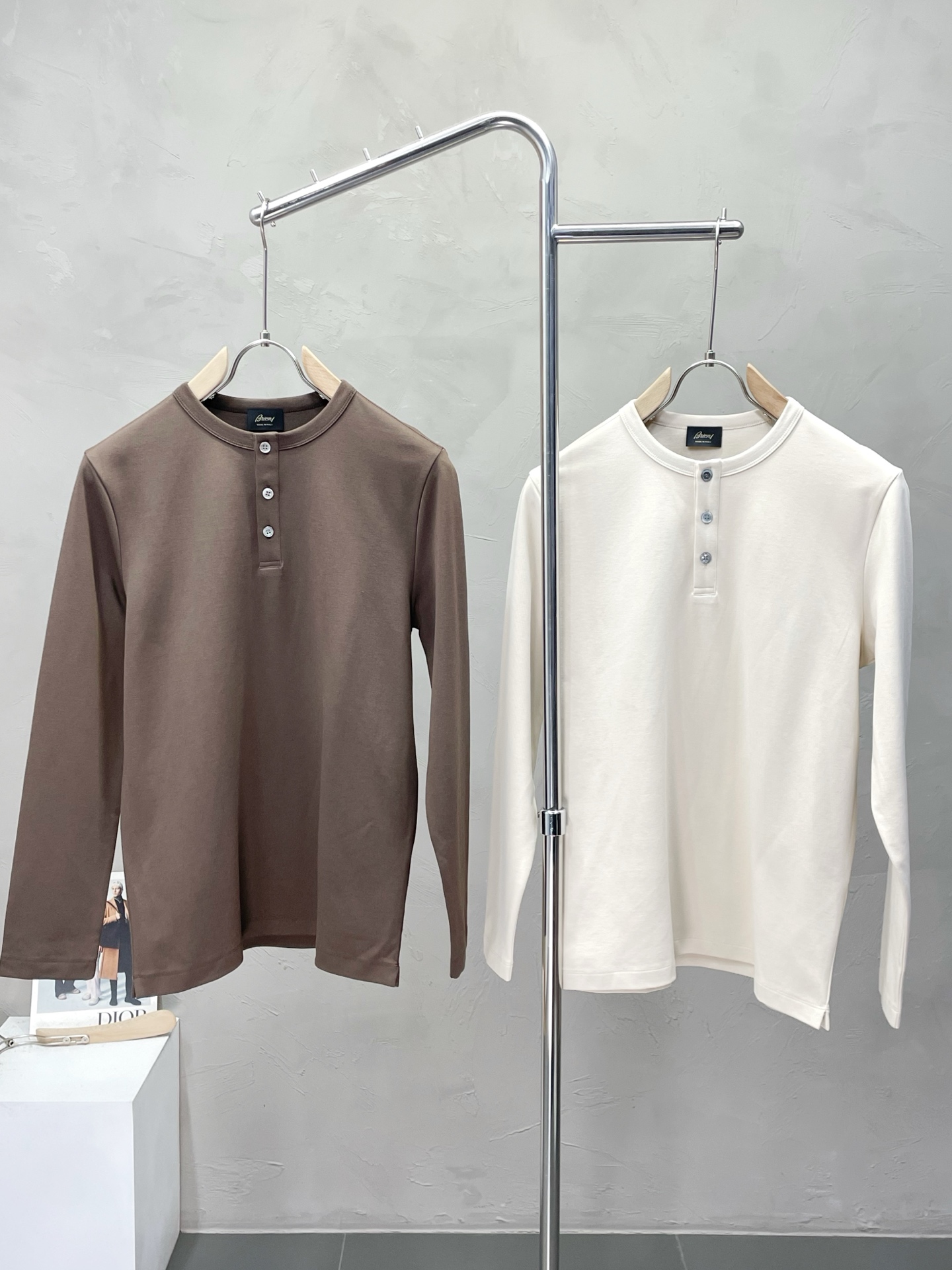 NO:538853,.Brioni exclusively offers new original single men's casual long sleeves, high-end customization, high-end version, fashionable and versatile imported fabric, super soft and delicate, skin-friendly and comfortable to wear, high-end boutique, OEM, fine-made, very good for the upper body, men's essential items, complete three standards, number of 48-56,,alexander wang19860909.Brioni布里奥尼独家专供新款原单男士休闲长袖 高端定制 高端版本 时尚百搭爆款进口面料 手感超柔软细腻 穿着亲肤舒适 高端精品 代工厂精细做上身非常赞 男士必备单品 三标齐全 码数48-56,,alexander wang,Men's clothing