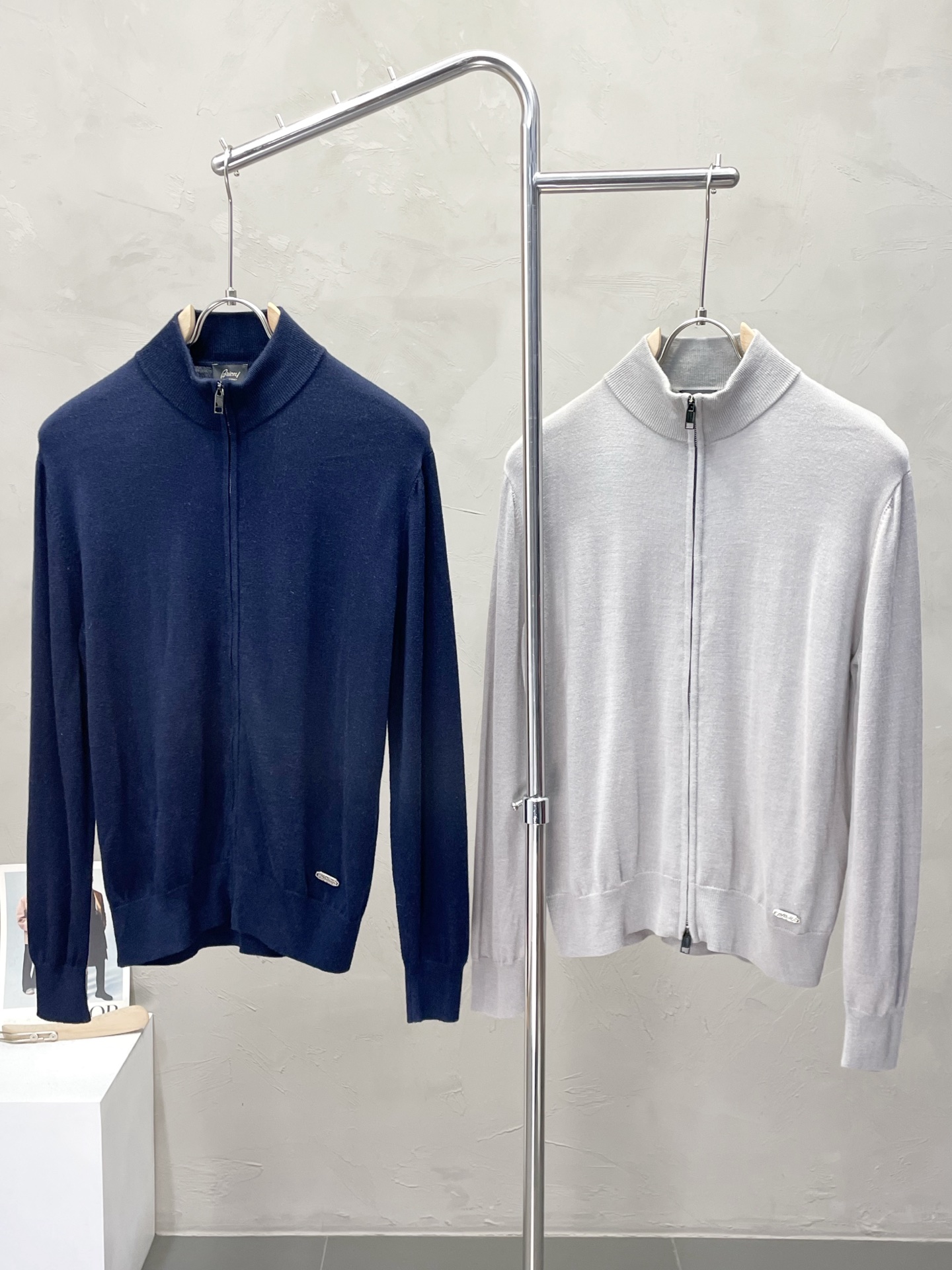 NO:539761,.Brioni exclusively offers new original single men's casual sweater jacket, high-end customization, high-end version, fashionable and versatile imported fabric, super soft and delicate, skin-friendly and comfortable to wear, high-end boutique, OEM, fine-made top body, very good, men's essential items, three standards, code M-4XL,, jackets & coats, alexander wang19860909.Brioni布里奥尼独家专供新款原单男士休闲针织衫外套 高端定制 高端版本 时尚百搭爆款进口面料 手感超柔软细腻 穿着亲肤舒适 高端精品 代工厂精细做上身非常赞 男士必备单品 三标齐全 码数M-4XL,,jackets & coats,alexander wang,Men's clothing