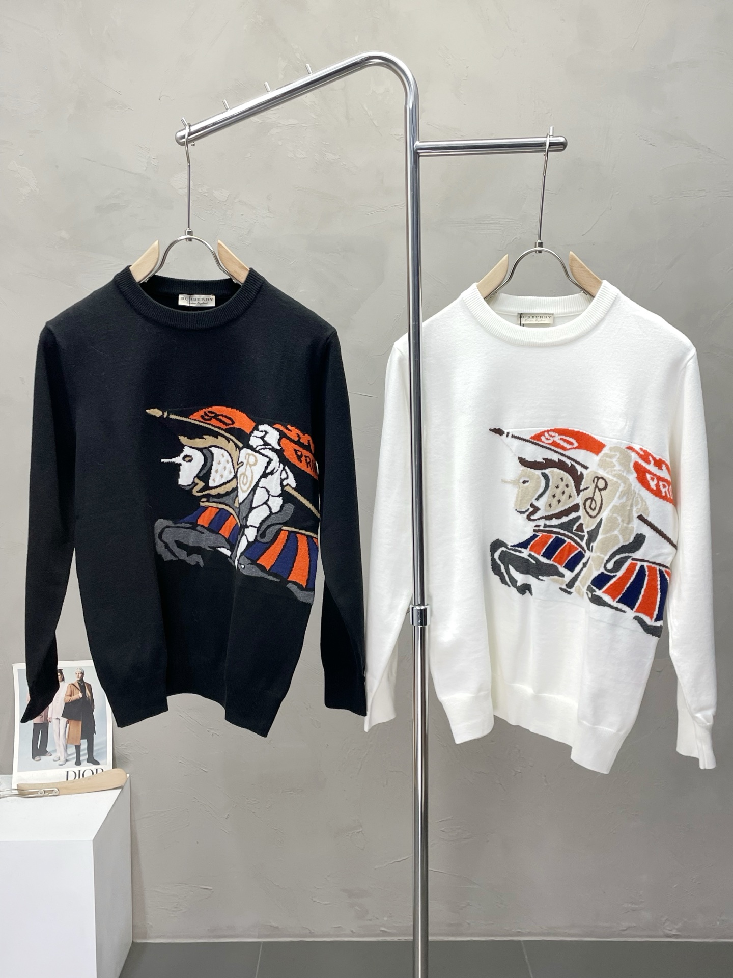 NO:539762,.Burberry Burberry exclusively offers new original single men's casual sweater, high-end customization, high-end version, fashionable and versatile imported fabric, super soft and delicate, skin-friendly and comfortable, warm and comfortable, high-end boutique, OEM, fine production, very good for the upper body, men's essential items, complete three standards, code M-3XL,,burberry,burberry,sweaters,alexander wang19860909.Burberry巴宝莉独家专供新款原单男士休闲毛衣 高端定制 高端版本 时尚百搭爆款进口面料 手感超柔软细腻 穿着亲肤舒适 保暖舒适 高端精品 代工厂精细做上身非常赞 男士必备单品 三标齐全 码数M-3XL,,burberry,burberry,sweaters,alexander wang,Men's clothing