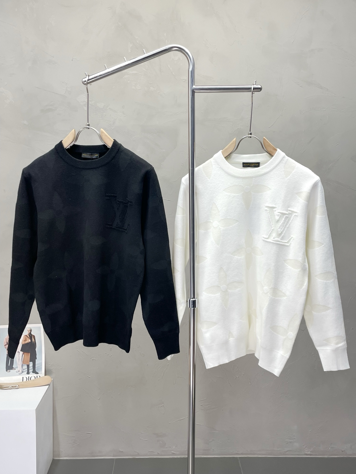 NO:539737,.Louis Vuitton exclusively offers new original single men's casual sweater. High-end customization. High-end version. Fashionable and versatile imported fabric. Super soft and delicate touch. Comfortable and comfortable to wear. Warm and comfortable. High-end boutique. OEM is very good for making the upper body in fine factory. Men's must-have items. Complete three standards. Number M-3XL,,louis vuitton,louis vuitton,sweaters,alexander wang.19860909.Louis Vuitton路易威登独家专供新款原单男士休闲毛衣 高端定制 高端版本 时尚百搭爆款进口面料 手感超柔软细腻 穿着亲肤舒适 保暖舒适 高端精品 代工厂精细做上身非常赞 男士必备单品 三标齐全 码数M-3XL,,louis vuitton,louis vuitton,sweaters,alexander wang,Men's clothing