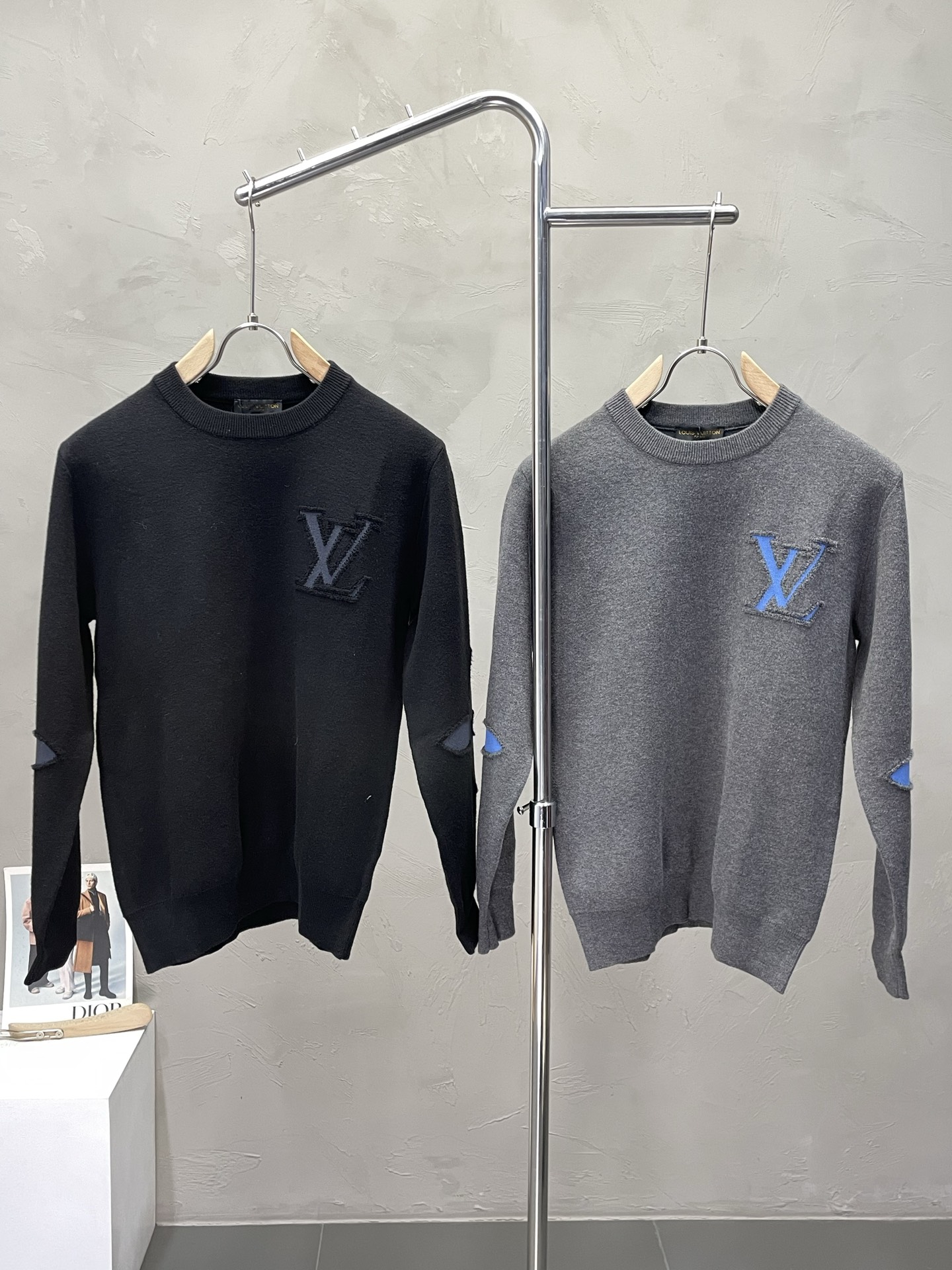 NO:538840,.Louis Vuitton exclusively offers new original single men's casual sweater. High-end customization. High-end version. Fashionable and versatile imported fabric. Super soft and delicate touch. Comfortable and comfortable to wear. Warm and comfortable. High-end boutique. OEM is very good for making the upper body in fine factory. Men's must-have items. Complete three standards. Number M-3XL,,louis vuitton,louis vuitton,sweaters,alexander wang.19860909.Louis Vuitton路易威登独家专供新款原单男士休闲毛衣 高端定制 高端版本 时尚百搭爆款进口面料 手感超柔软细腻 穿着亲肤舒适 保暖舒适 高端精品 代工厂精细做上身非常赞 男士必备单品 三标齐全 码数M-3XL,,louis vuitton,louis vuitton,sweaters,alexander wang,Men's clothing