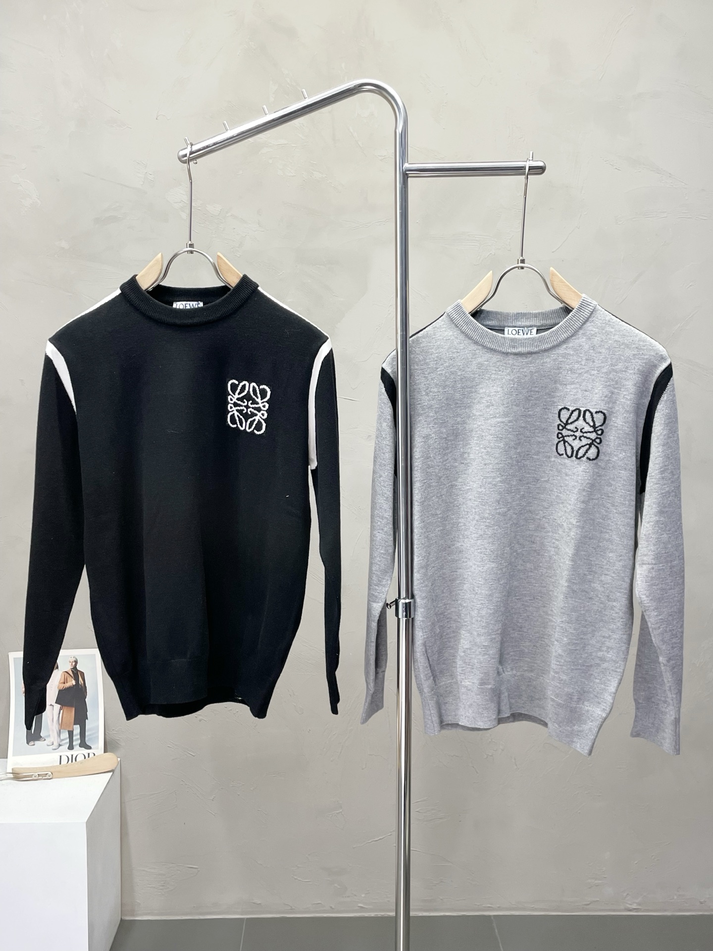 NO:538836,.LOEWE exclusively offers new original single men's casual sweater, high-end customization, high-end version, fashionable and versatile imported fabric, super soft and delicate, skin-friendly and comfortable, warm and comfortable, high-end boutique, OEM, fine-made top body, very good, men's essential items, three standards, code M-3XL,,loewe,loewe, sweaters, alexander wang19860909.LOEWE罗意威独家专供新款原单男士休闲毛衣 高端定制 高端版本 时尚百搭爆款进口面料 手感超柔软细腻 穿着亲肤舒适 保暖舒适 高端精品 代工厂精细做上身非常赞 男士必备单品 三标齐全 码数M-3XL,,loewe,loewe,sweaters,alexander wang,Men's clothing