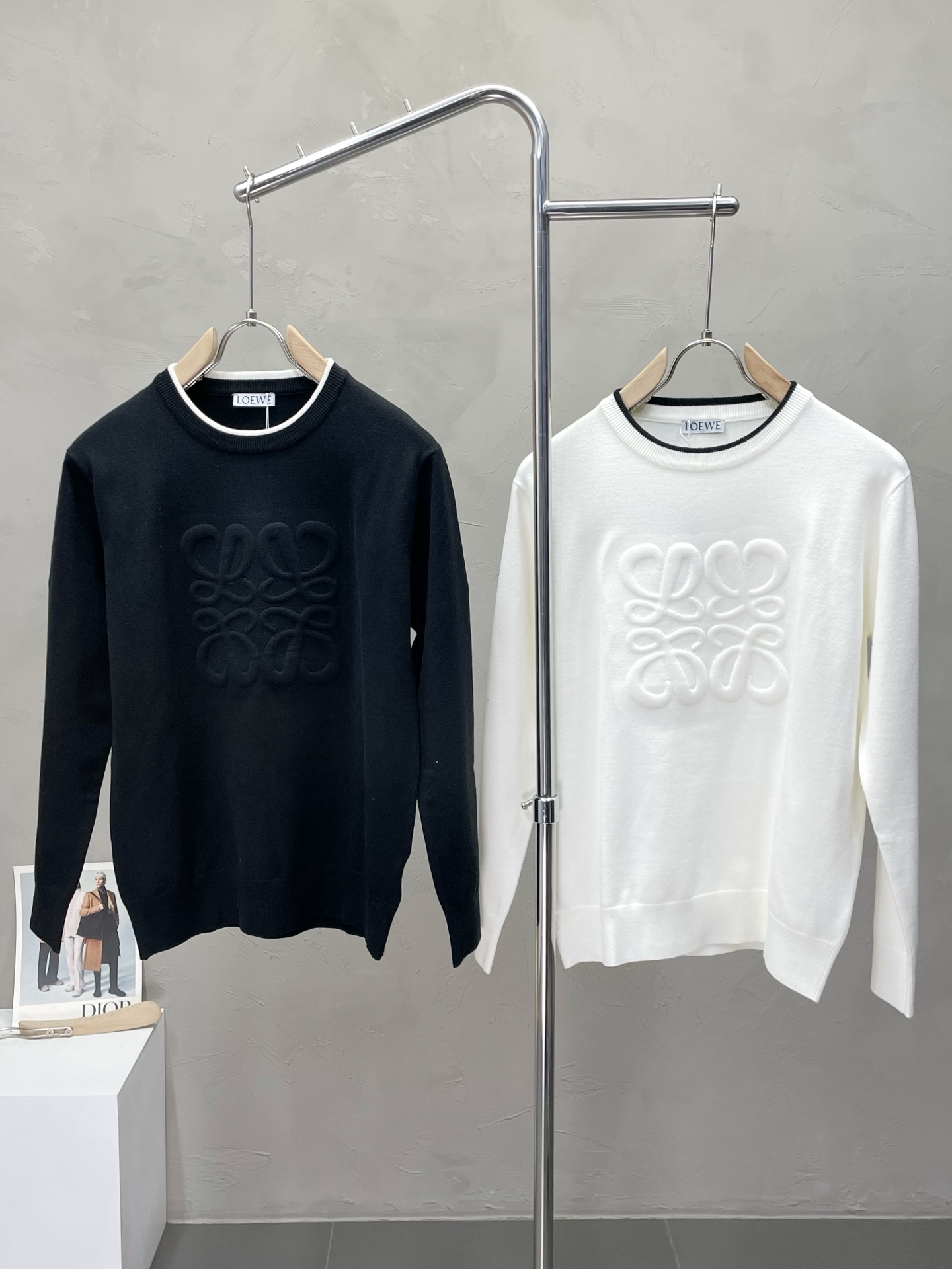 NO:539745,.LOEWE exclusively offers new original single men's casual sweater, high-end customization, high-end version, fashionable and versatile imported fabric, super soft and delicate, skin-friendly and comfortable, warm and comfortable, high-end boutique, OEM, fine-made top body, very good, men's essential items, three standards, code M-3XL,,loewe,loewe, sweaters, alexander wang19860909.LOEWE罗意威独家专供新款原单男士休闲毛衣 高端定制 高端版本 时尚百搭爆款进口面料 手感超柔软细腻 穿着亲肤舒适 保暖舒适 高端精品 代工厂精细做上身非常赞 男士必备单品 三标齐全 码数M-3XL,,loewe,loewe,sweaters,alexander wang,Men's clothing