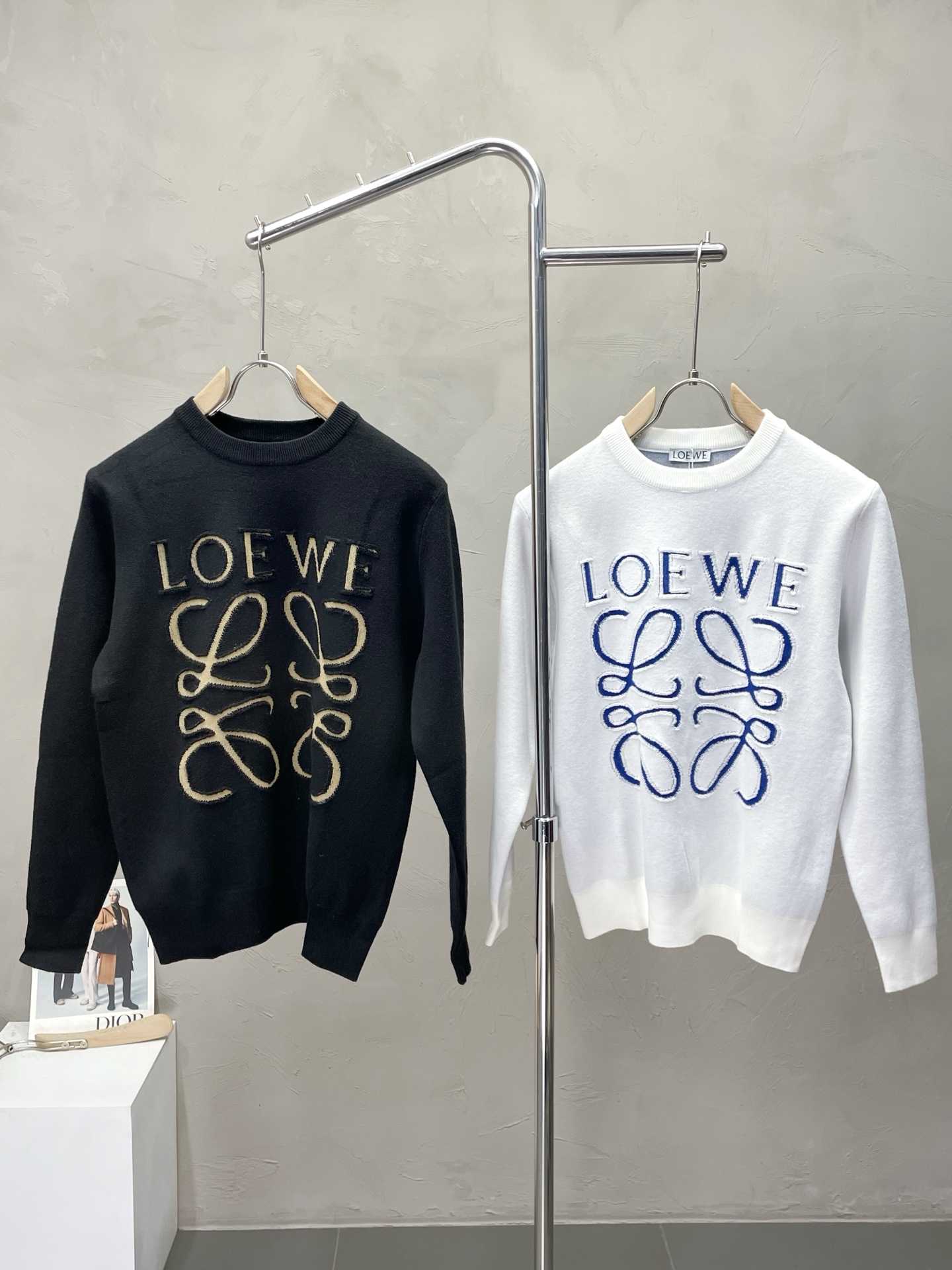 NO:538851,.LOEWE exclusively offers new original single men's casual sweater, high-end customization, high-end version, fashionable and versatile imported fabric, super soft and delicate, skin-friendly and comfortable, warm and comfortable, high-end boutique, OEM, fine-made top body, very good, men's essential items, three standards, code M-3XL,,loewe,loewe, sweaters, alexander wang19860909.LOEWE罗意威独家专供新款原单男士休闲毛衣 高端定制 高端版本 时尚百搭爆款进口面料 手感超柔软细腻 穿着亲肤舒适 保暖舒适 高端精品 代工厂精细做上身非常赞 男士必备单品 三标齐全 码数M-3XL,,loewe,loewe,sweaters,alexander wang,Men's clothing