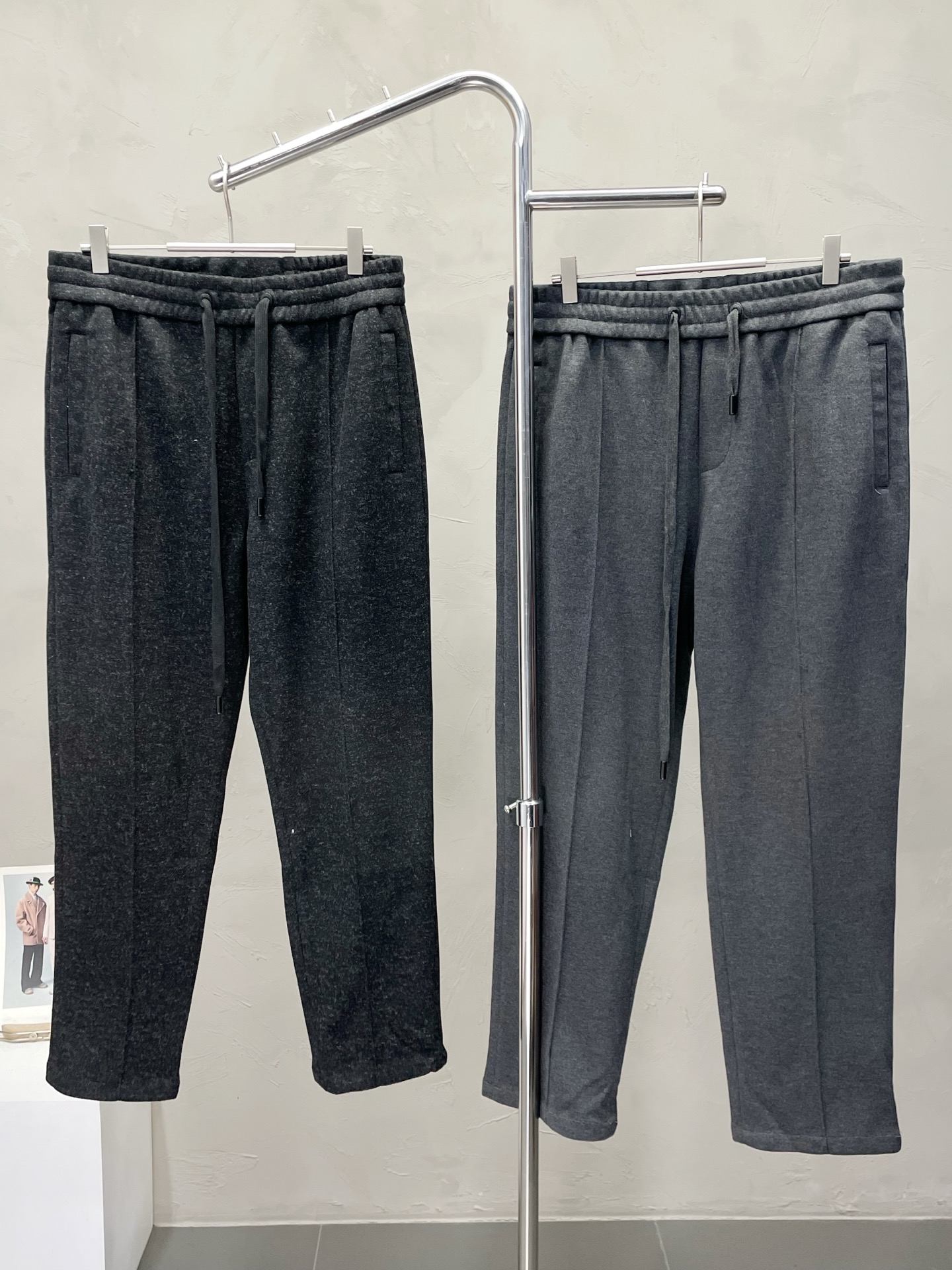 NO:538845,.ZEGNA exclusively offers new casual pants, high-end version!  Customized fabrics for counters are breathable and comfortable, with impeccable details, and the brand element design concept reflects high quality. The feel is delicate and soft!  It is casually cut, with a great upper body style!  Number of codes: M-3XL, zegna, alexander wang19860909.ZEGNA杰尼亚独家专供新款休闲裤 高端版本！专柜定制面料 透气舒适度高,细节无可挑剔,品牌元素设计理念,体现高品质.手感细腻柔软！呈现休闲裁剪,上身版型超赞！码数: M-3XL,,zegna,alexander wang,Men's clothing